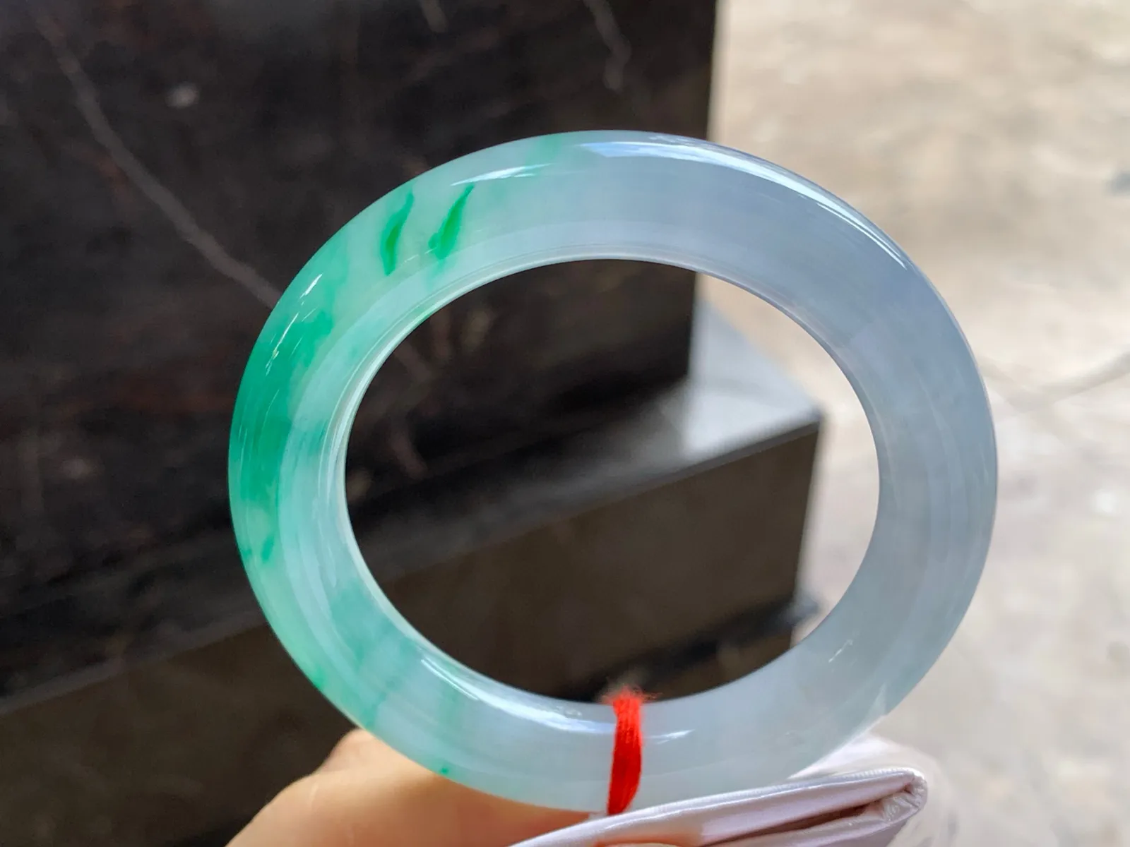冰种带色圆条手镯
尺寸：55.5-11.8mm
有种有色～品质货