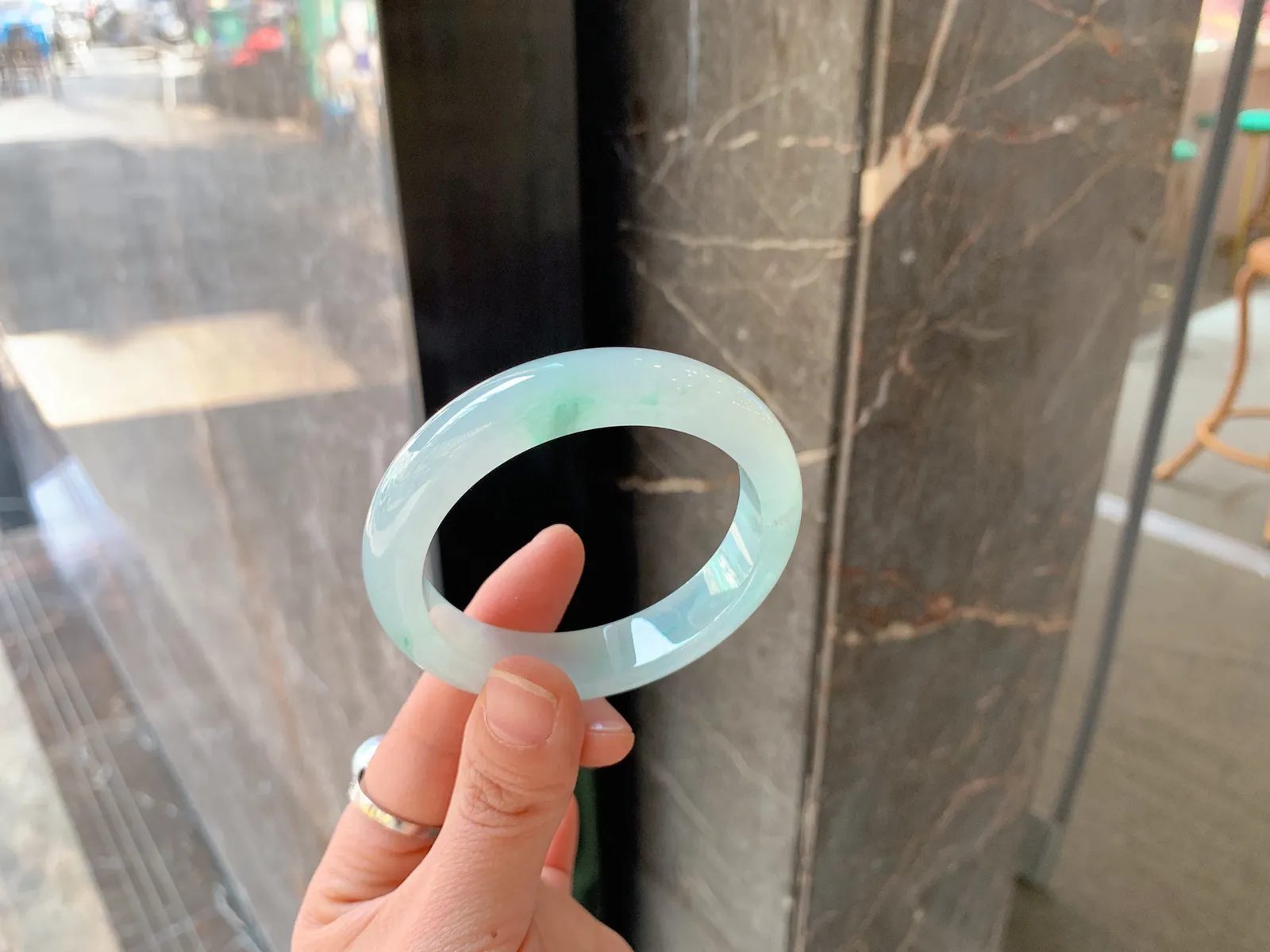 ｜51圈口
飘色翡翠手镯，底子细腻起胶，素雅清新，