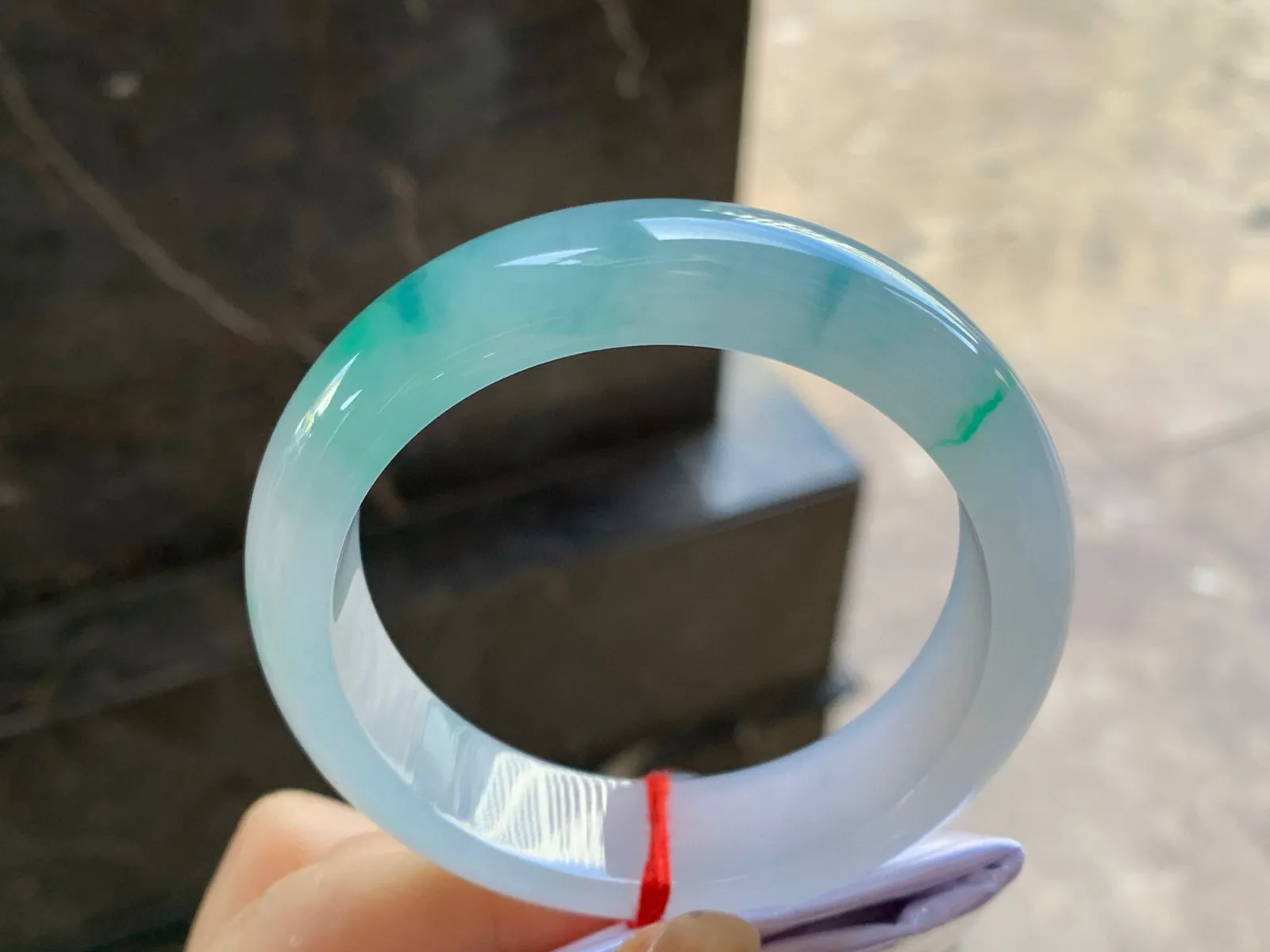 冰飘绿花宽版手镯
尺寸：55.5-15-8.7mm
种水好 绿花点缀