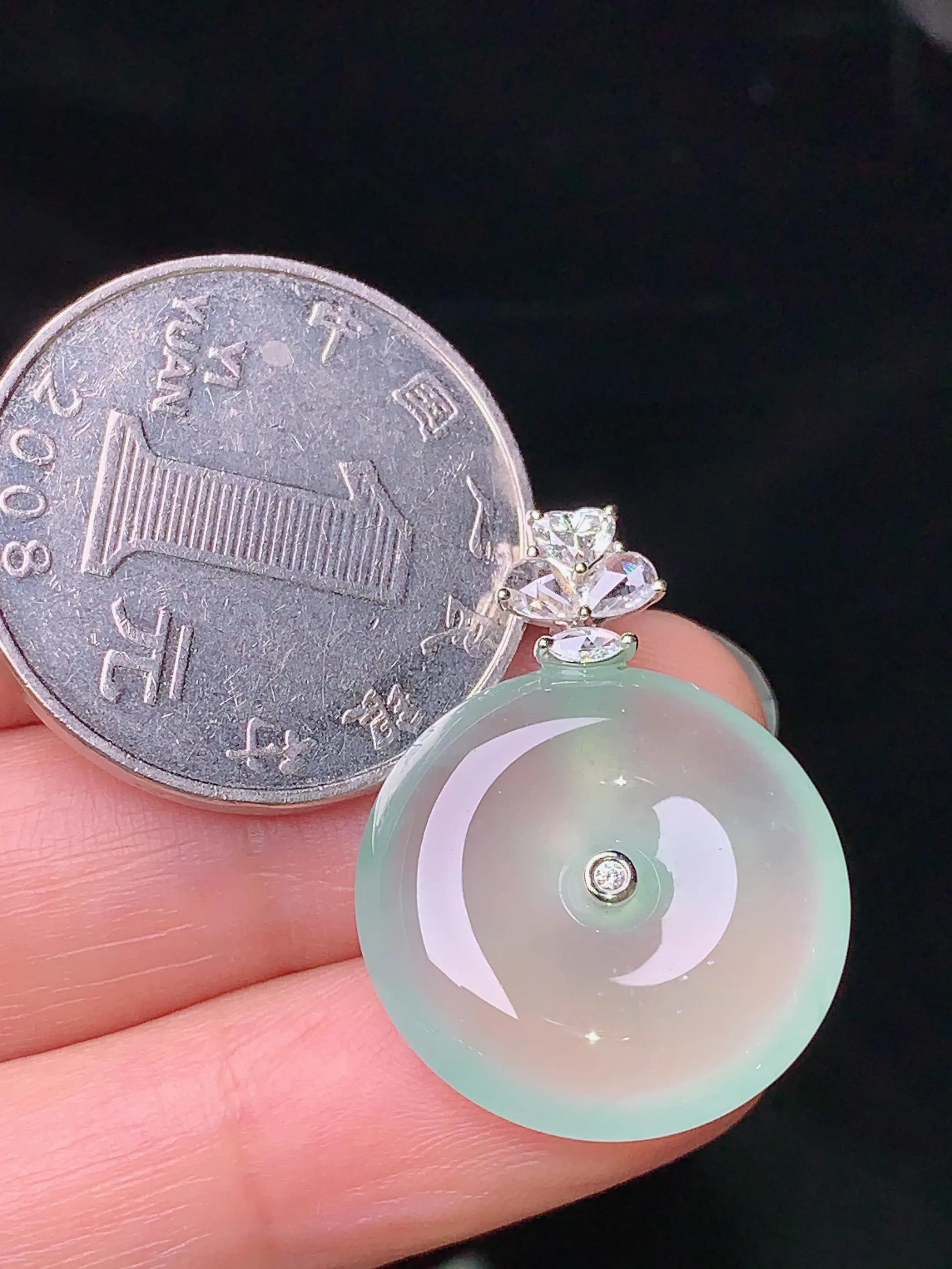 18k金钻镶嵌冰种平安扣吊坠 玉质细腻 色泽艳丽 水润亮眼  整体尺寸27.3*20.3*5.7