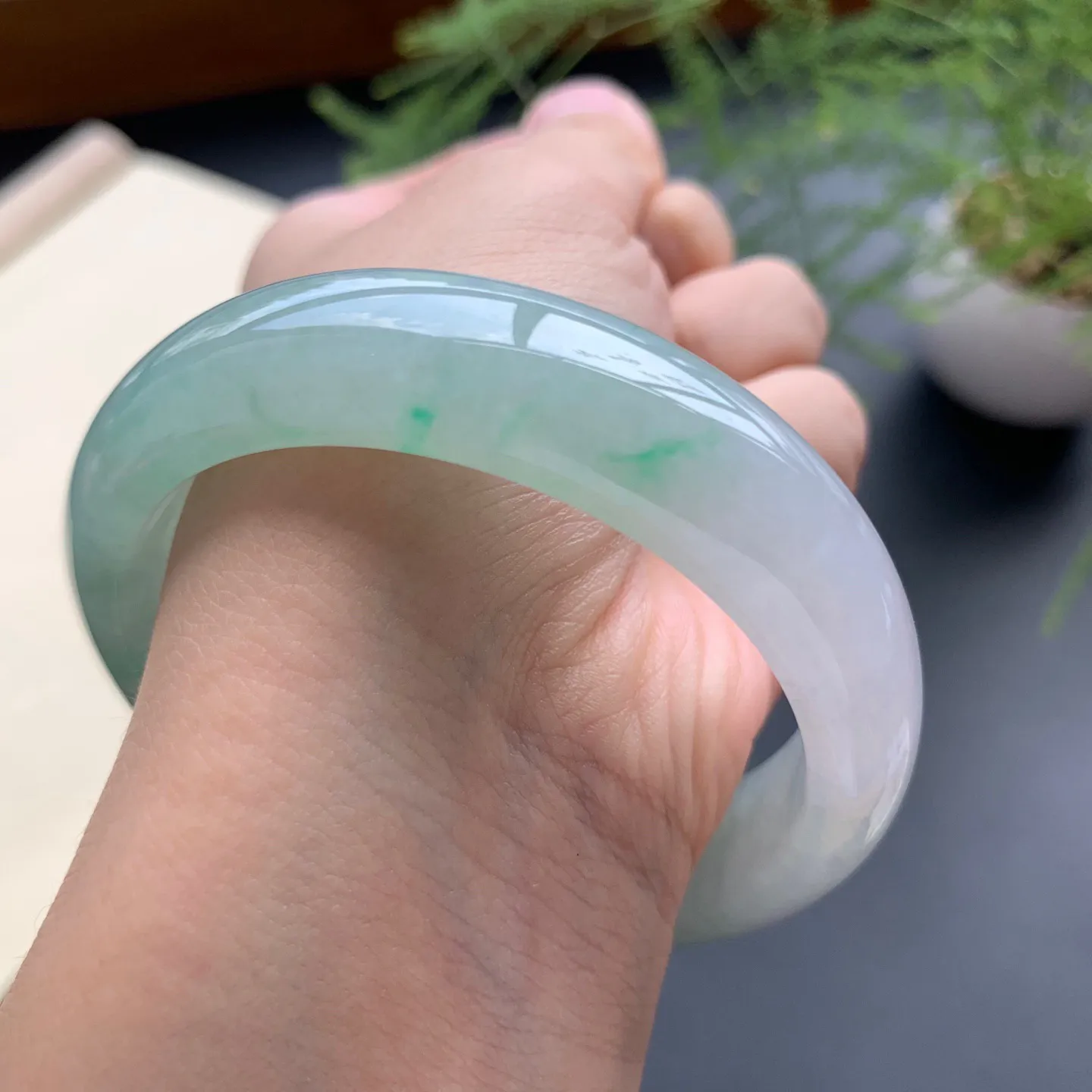 55.8圈口飘绿正圈手镯 尺寸：55.8-15-8.2，无纹裂，水润起胶，色泽亮丽
