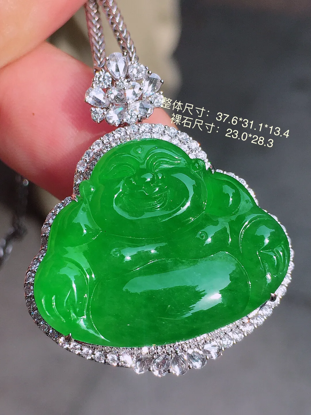 阳绿佛公吊坠，色泽均匀艳丽，玉质细腻，荧光感超
强，饱满圆润，气质满满。18k
金豪华镶嵌