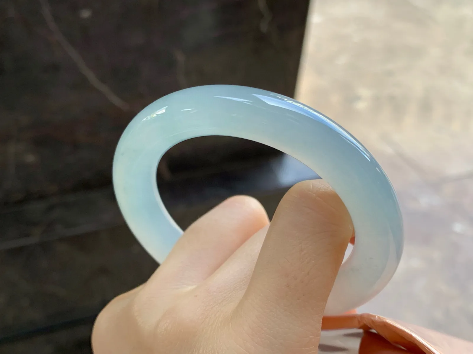 冰种圆条手镯
尺寸：55-11.4mm
种老肉细～纯纯的