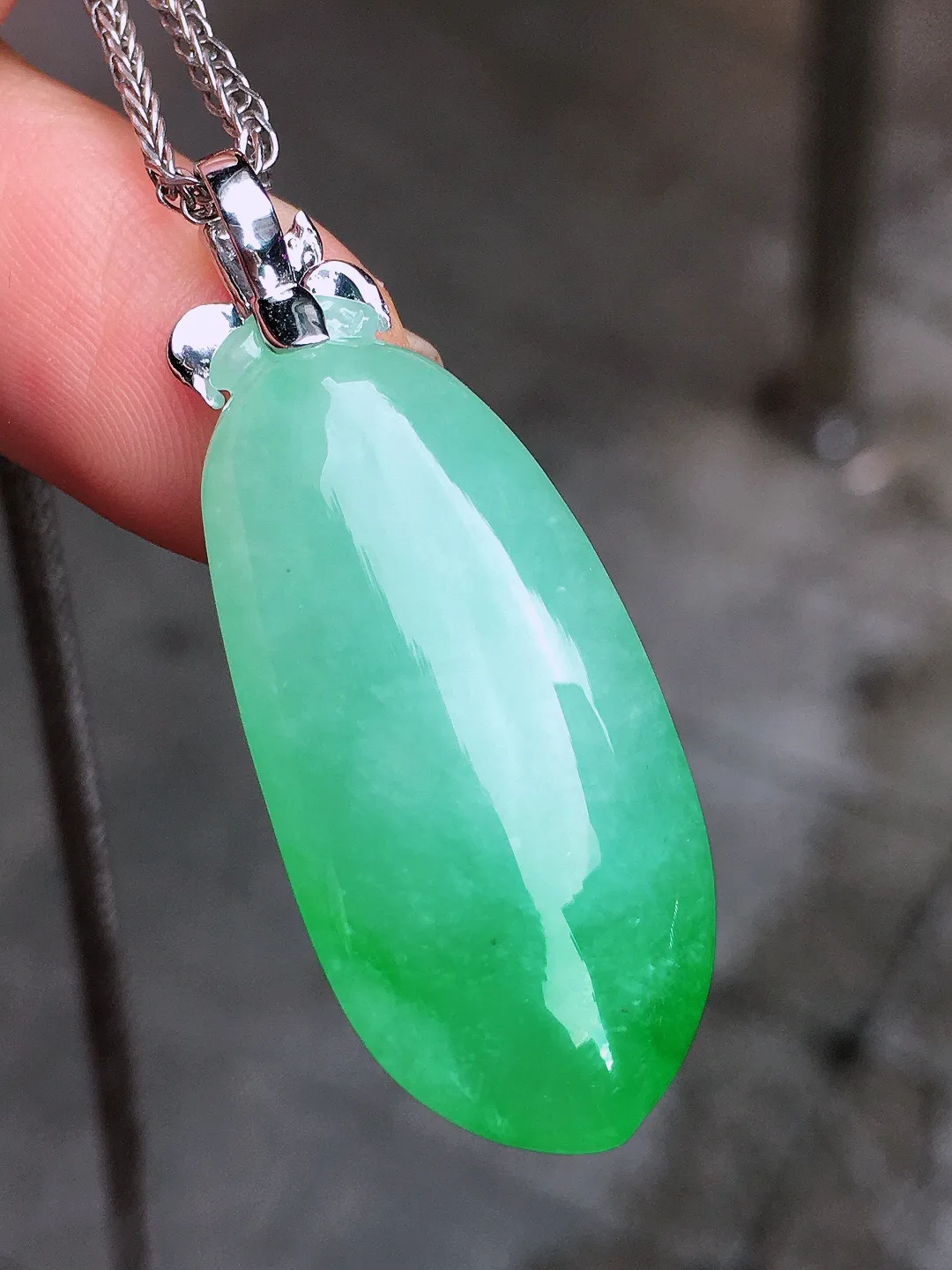飘绿福瓜吊坠，色泽艳丽，玉质细腻，荧光感超
强，饱满圆润，气质满满。18k
金豪华镶嵌