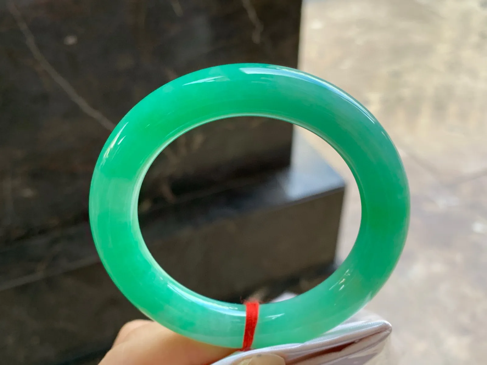 满色圆条手镯
尺寸：54-11.8mm
肉质细腻干净～颜色整圈浓郁均匀上手漂亮