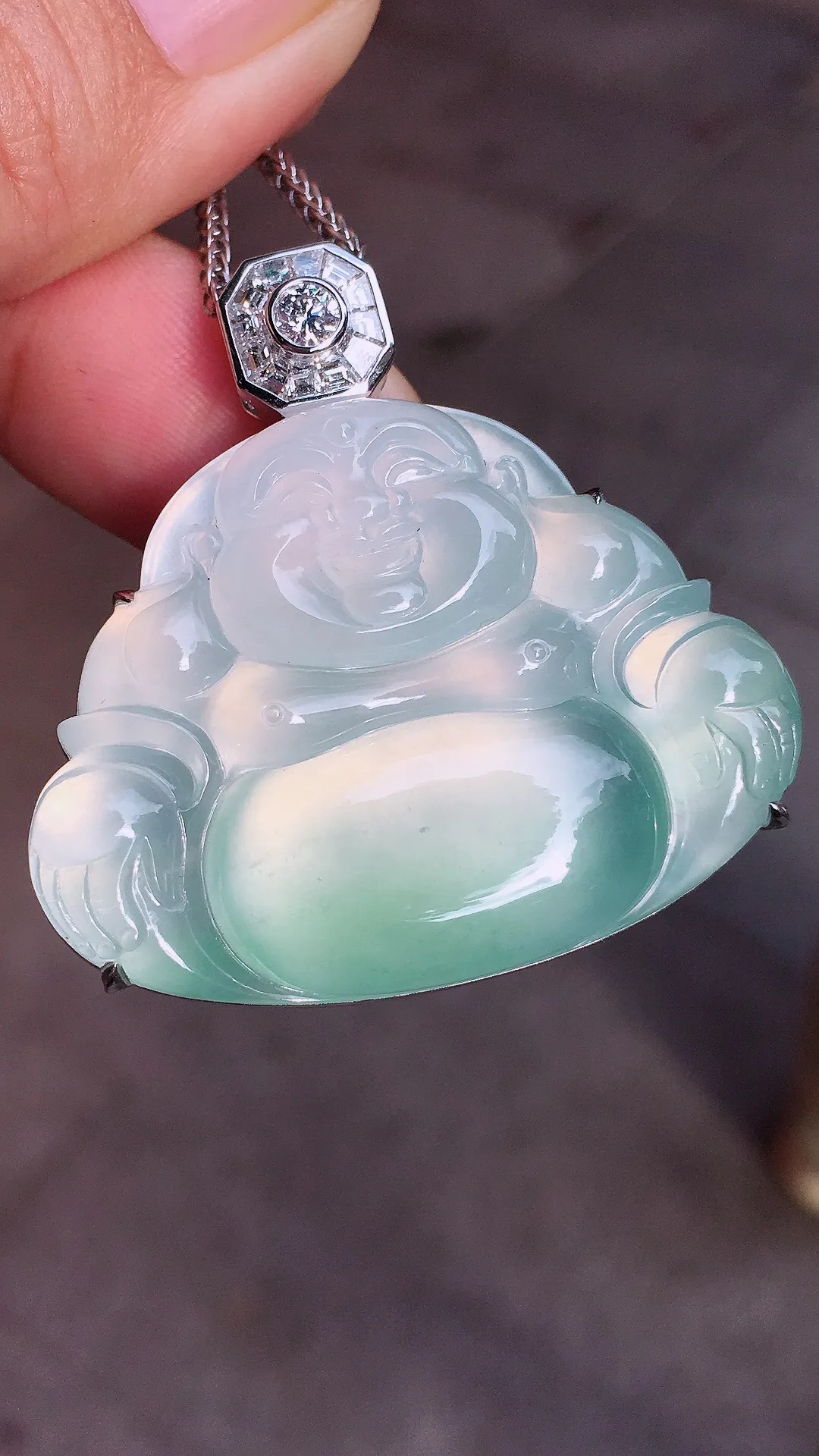 冰种平安扣吊坠，玉质细腻，荧光感超
强，饱满圆润，气质满满。18k
金豪华镶嵌