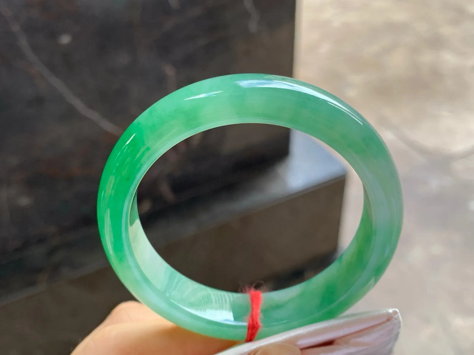 芙蓉绿手镯
尺寸：52.8-12.6-7.8mm
肉质细腻～绿色浓郁上手好看