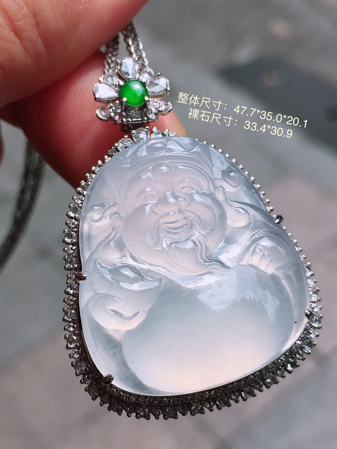 冰种【财神爷】吊坠，玉质细腻，荧光感超
强，饱满圆润，气质满满。18k
金豪华镶嵌
