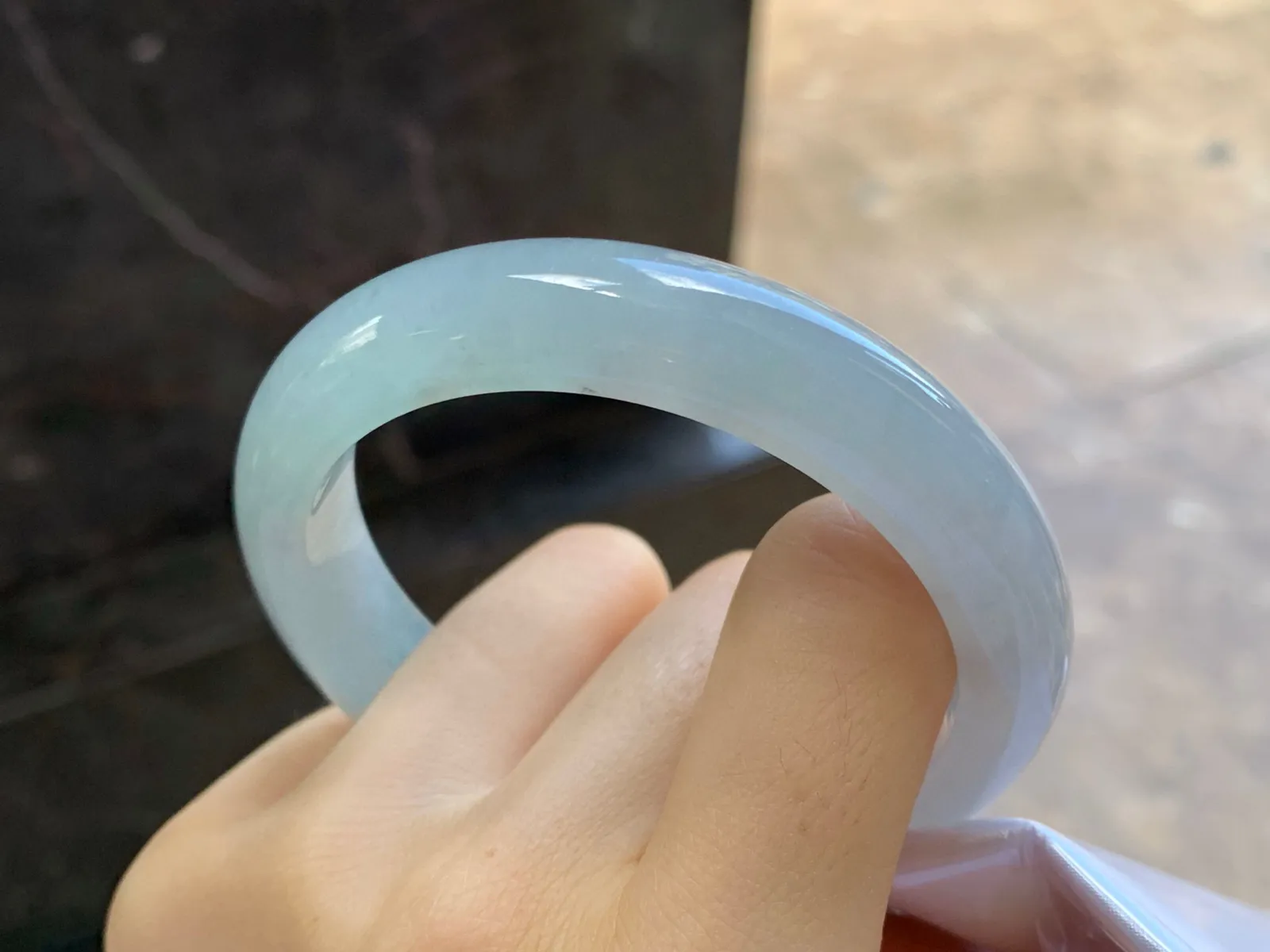 细糯手镯
尺寸：55.6-12.2-8.4mm
肉质细腻～水润清秀