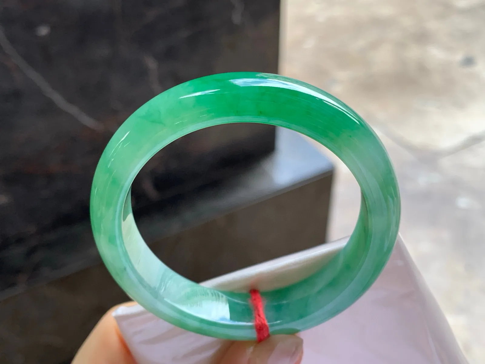 芙蓉绿手镯
尺寸：52.8-12.6-7.8mm
肉质细腻～绿色浓郁上手好看