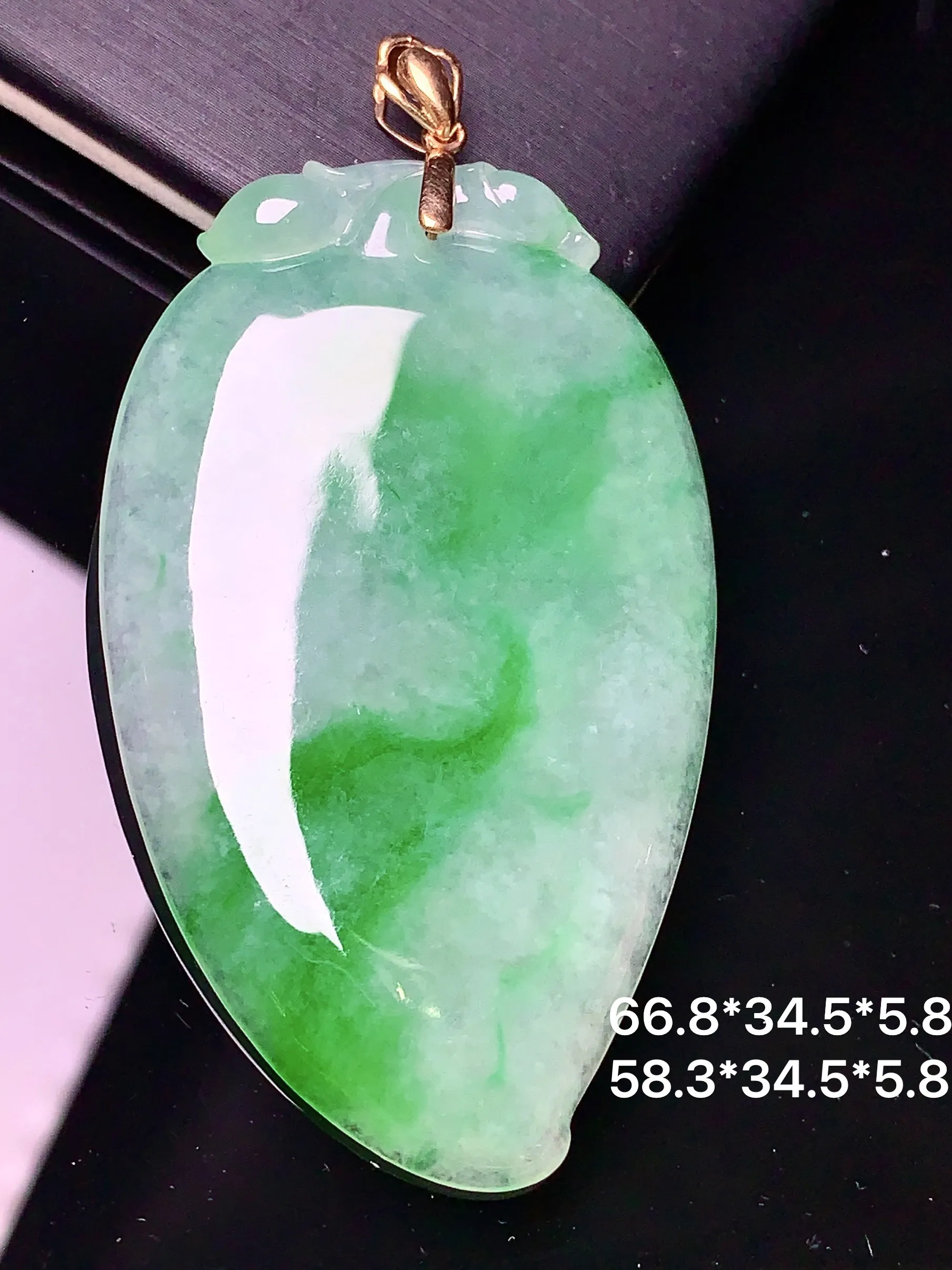 18k金镶嵌飘绿福瓜吊坠 玉质细腻 色泽艳丽 水润亮眼  整体尺寸66.8*34.5*5.8