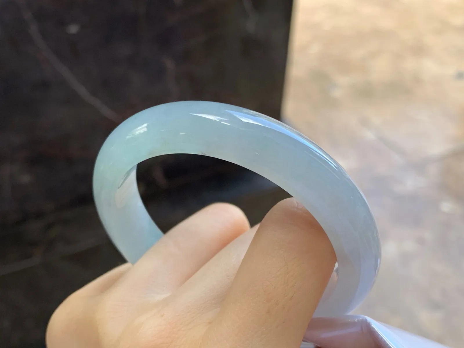细糯手镯
尺寸：55.6-12.2-8.4mm
肉质细腻～水润清秀