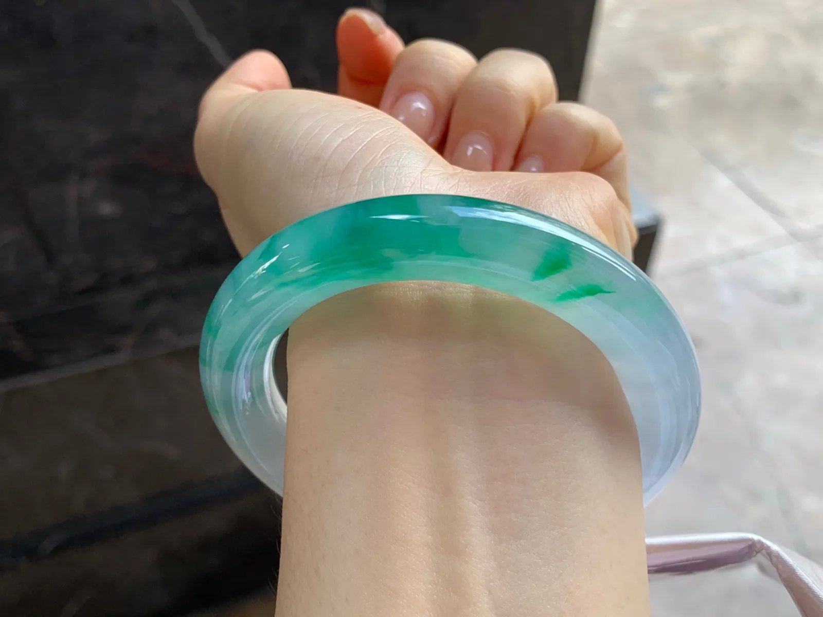 冰种带色圆条手镯
尺寸：55.5-11.8mm
有种有色～品质货