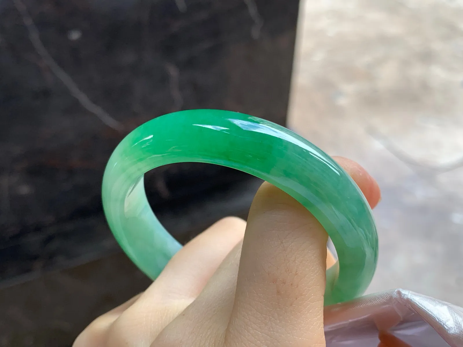 芙蓉绿手镯
尺寸：52.8-12.6-7.8mm
肉质细腻～绿色浓郁上手好看