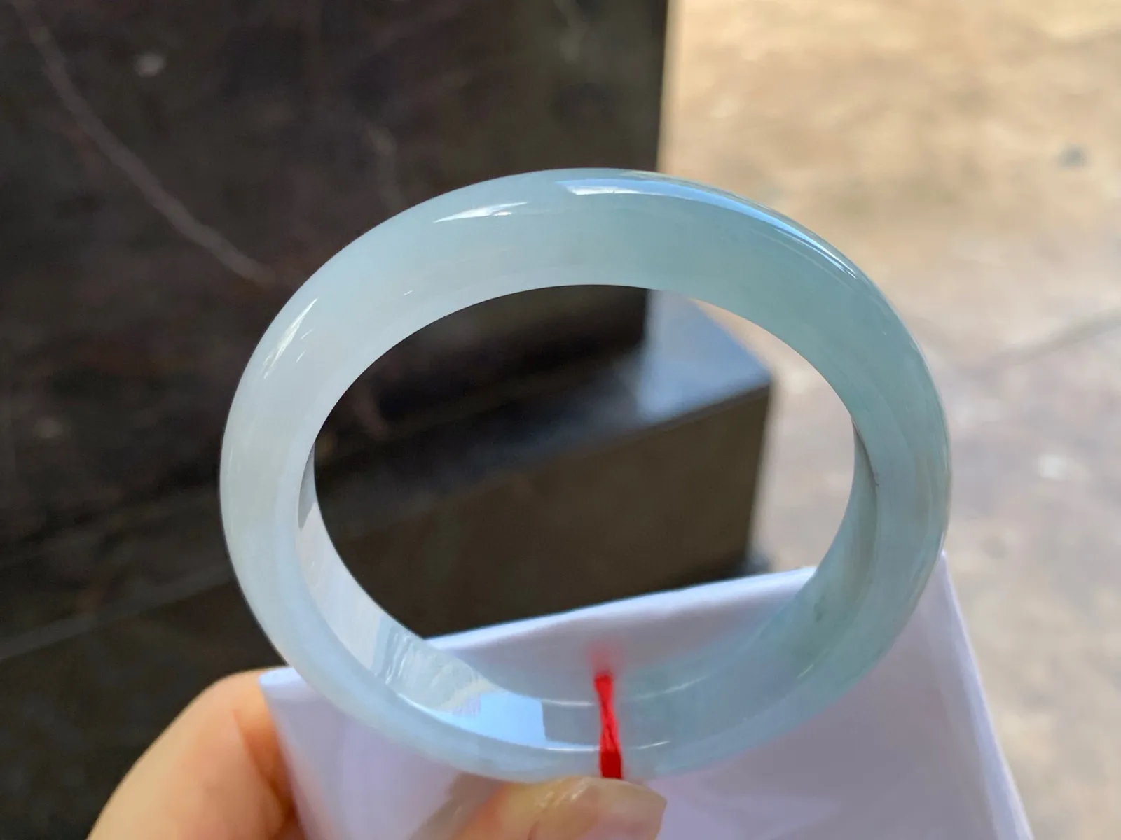 细糯手镯
尺寸：55.6-12.2-8.4mm
肉质细腻～水润清秀