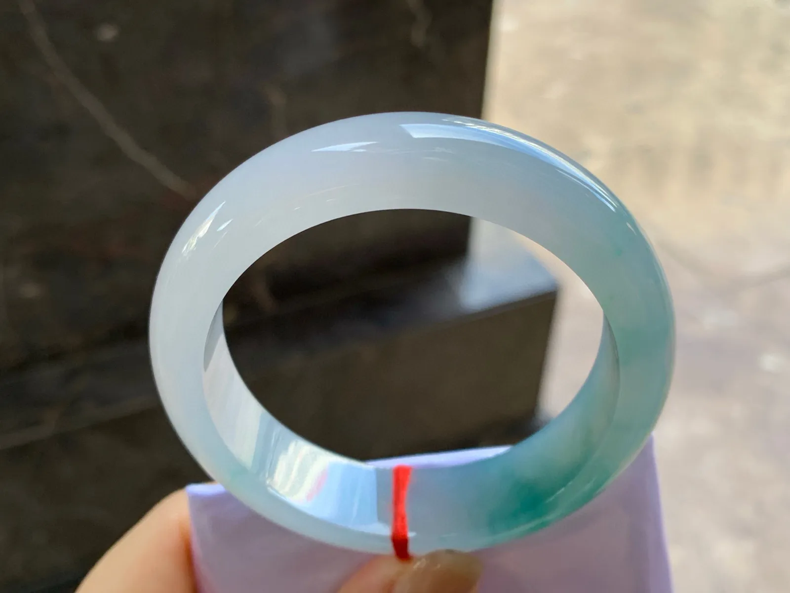 冰飘绿花宽版手镯
尺寸：55.5-15-8.7mm
种水好 绿花点缀