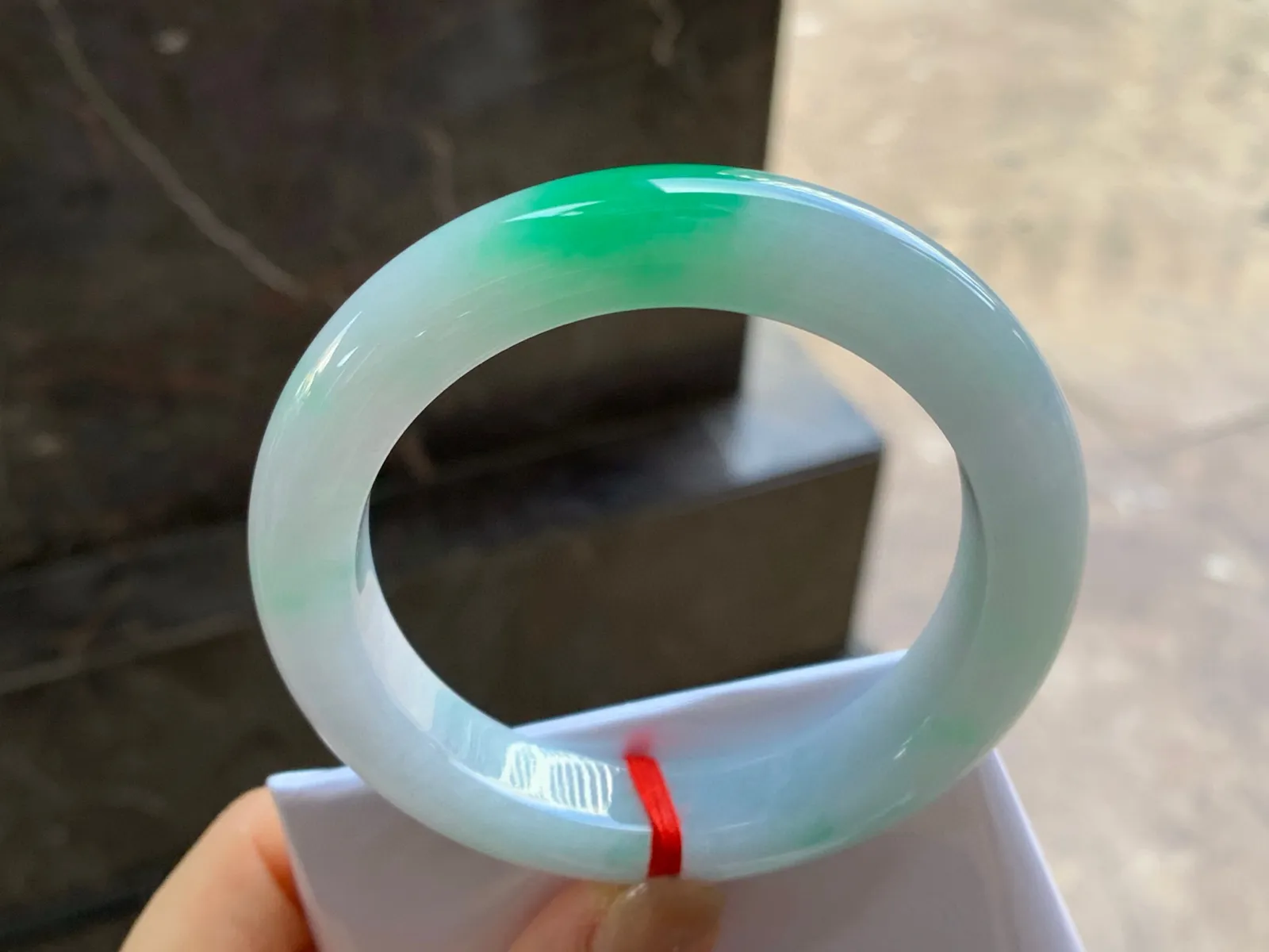 阳绿色手镯
尺寸：57.5-13-10mm
底子细腻干净～阳绿色一团