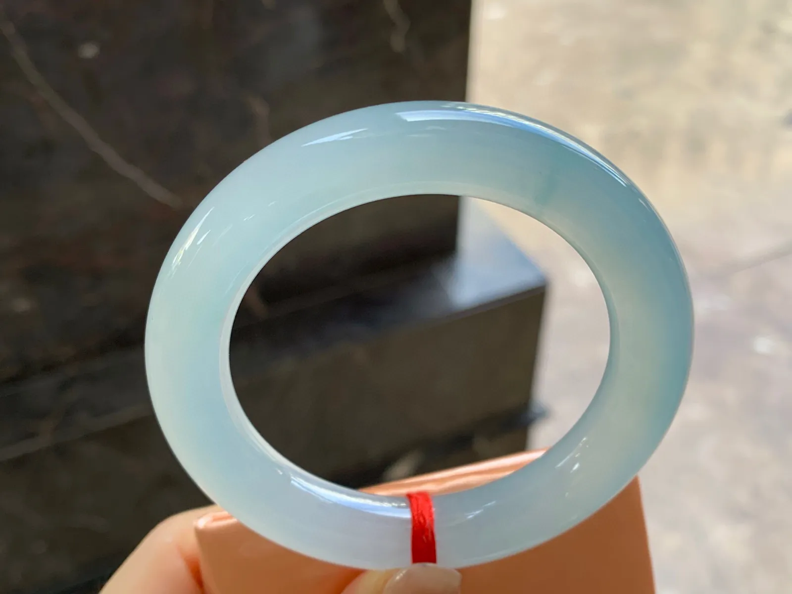 冰种圆条手镯
尺寸：55-11.4mm
种老肉细～纯纯的