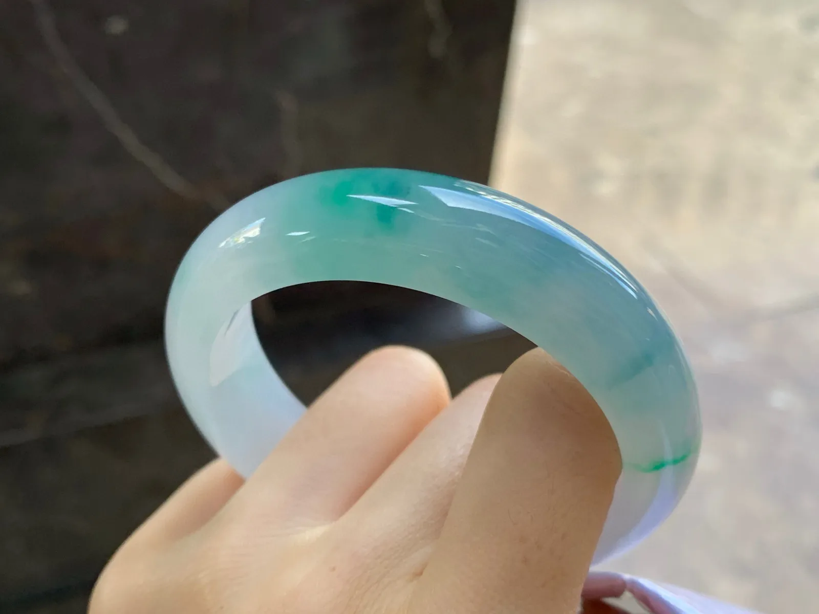 冰飘绿花宽版手镯
尺寸：55.5-15-8.7mm
种水好 绿花点缀