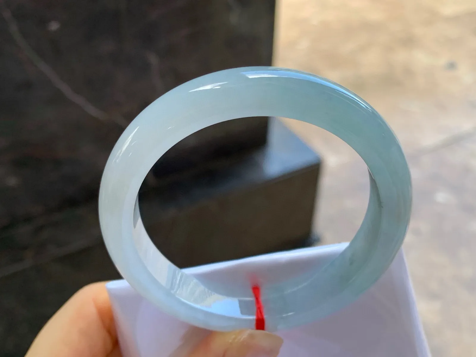 细糯手镯
尺寸：55.6-12.2-8.4mm
肉质细腻～水润清秀