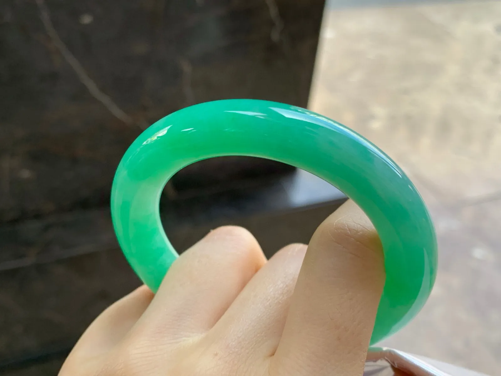 满色圆条手镯
尺寸：54-11.8mm
肉质细腻干净～颜色整圈浓郁均匀上手漂亮