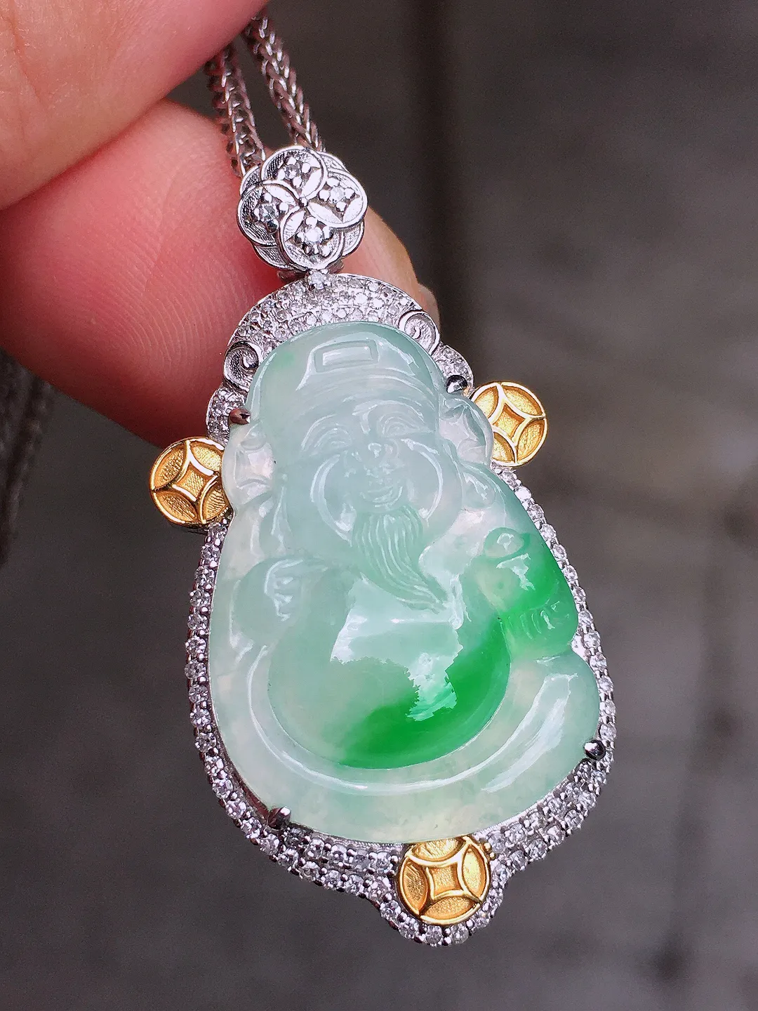 飘绿【财神爷】吊坠，色泽艳丽，玉质细腻，荧光感超
强，饱满圆润，气质满满。18k
金豪华镶嵌