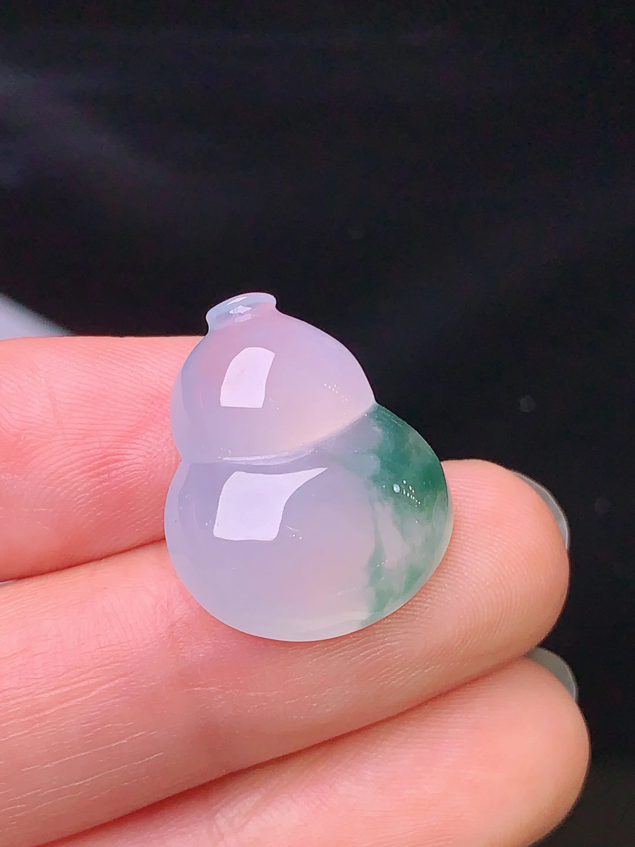 镶嵌款 飘绿葫芦 玉质细腻 色泽艳丽 水润亮眼  整体尺寸20.5*16.7*6