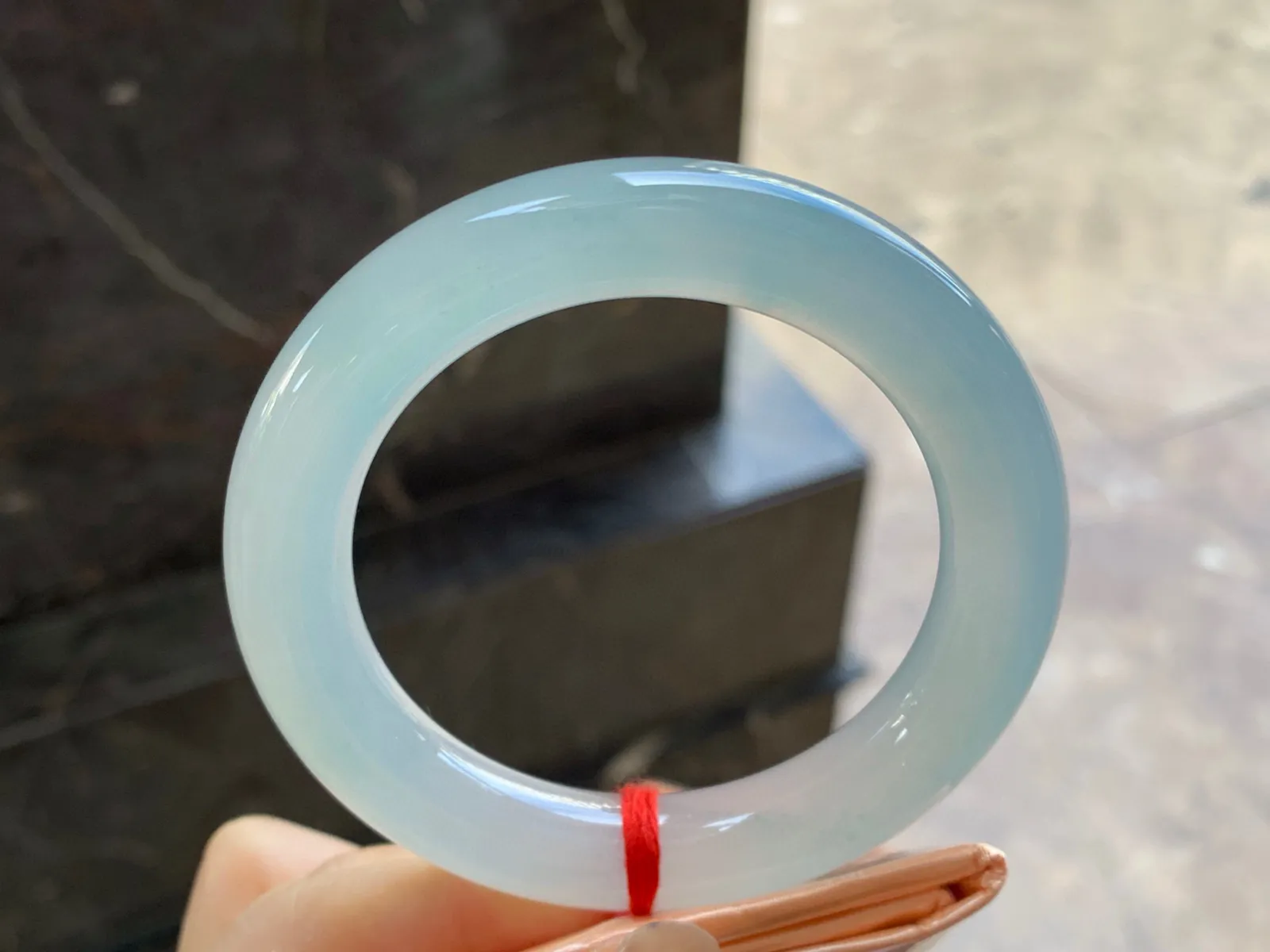 冰种圆条手镯
尺寸：55-11.4mm
种老肉细～纯纯的