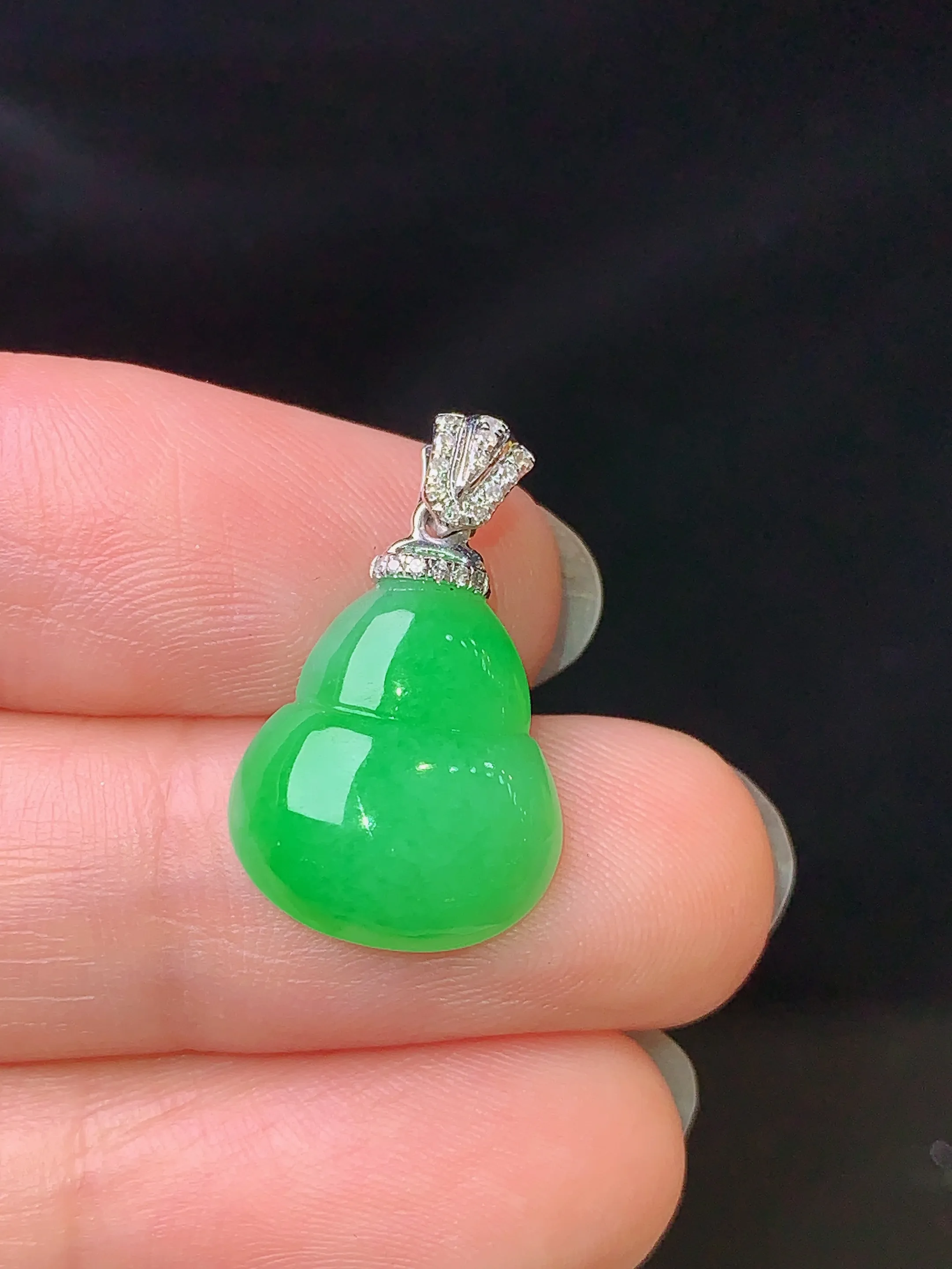 18k金钻镶嵌翠绿葫芦吊坠 玉质细腻 色泽艳丽 水润亮眼  整体尺寸21*12.8*4.3