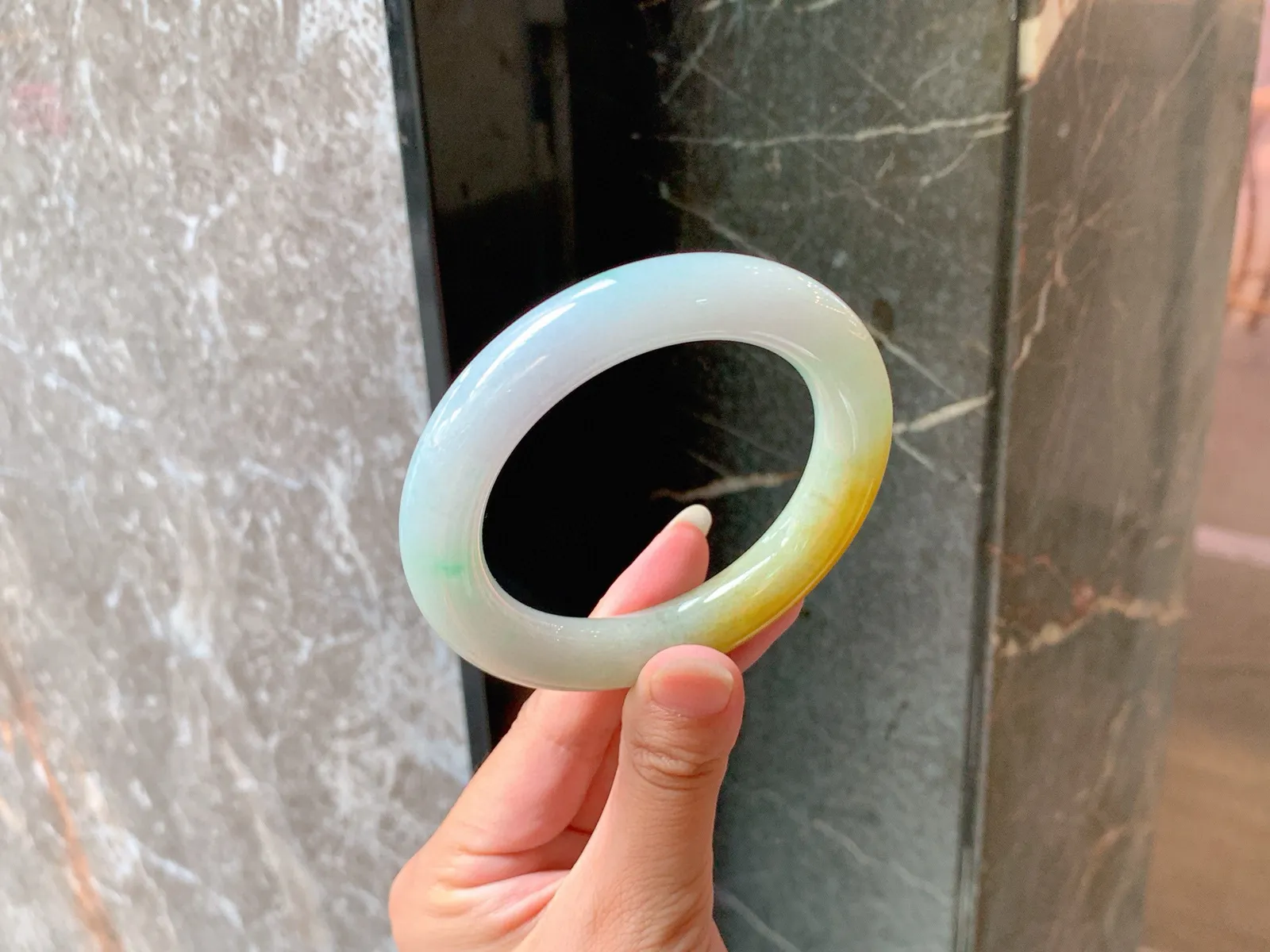 ｜56圈口
冰黄翡福镯，条粗12.1，一截满满的鸡油黄，艳丽夺目，底色飘绿带春，细腻干净，