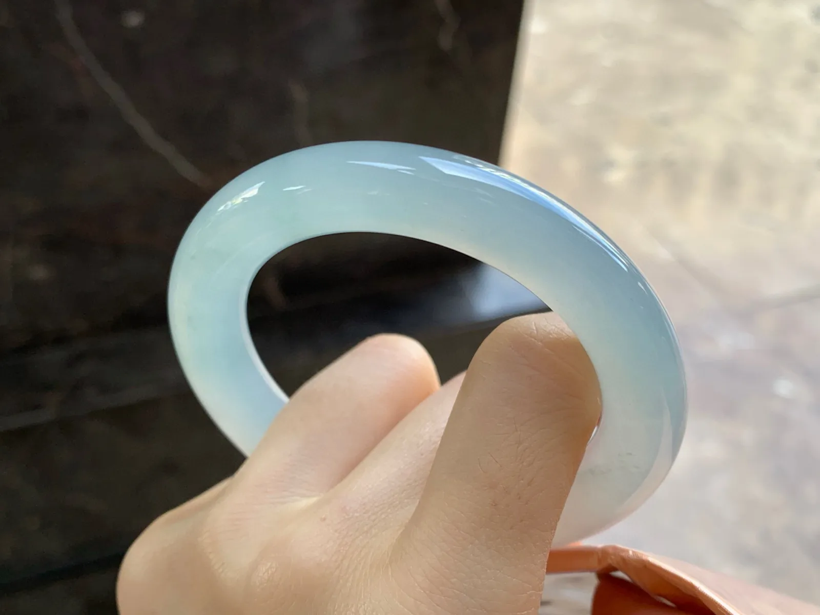 冰种圆条手镯
尺寸：55-11.4mm
种老肉细～纯纯的