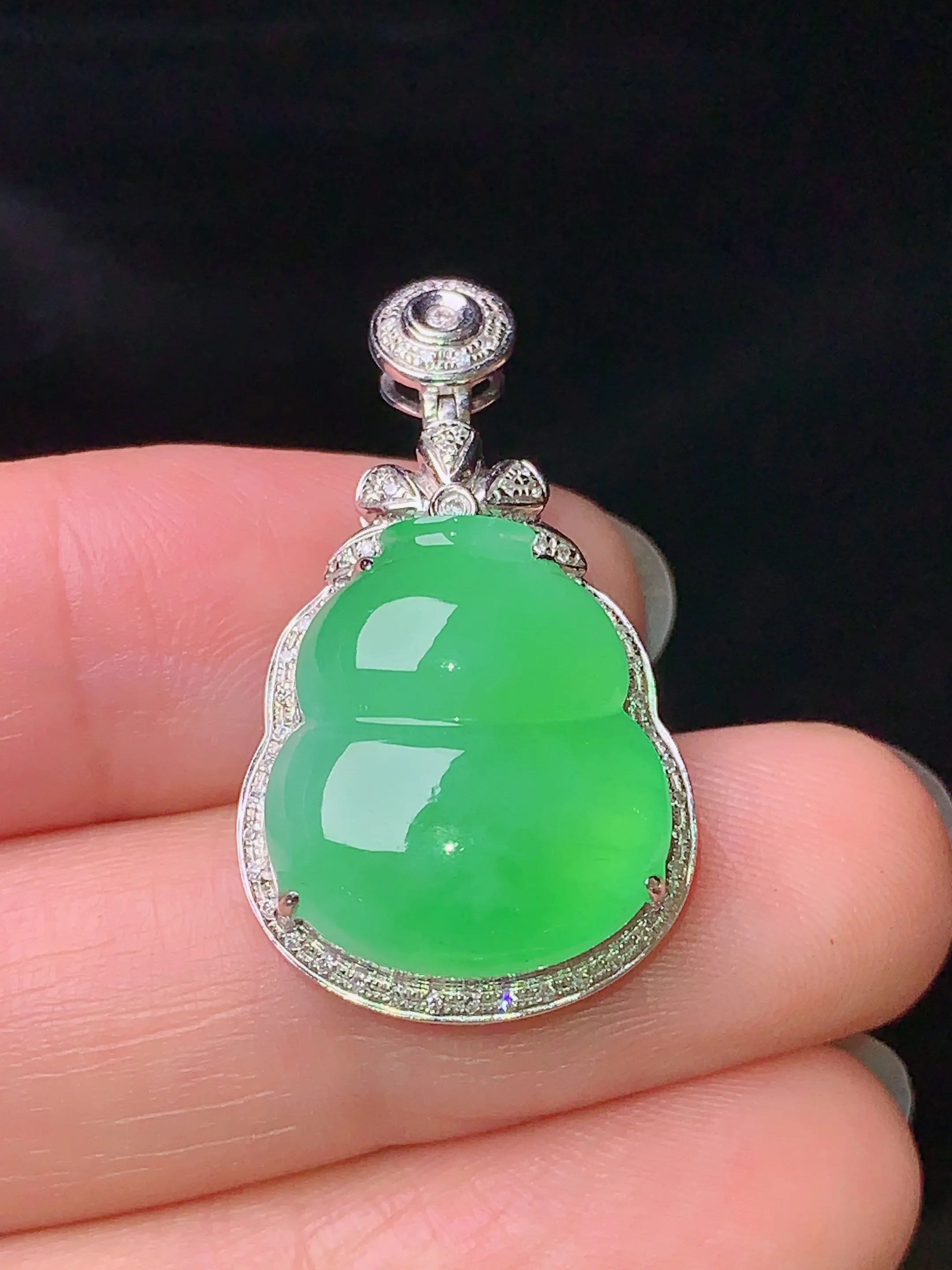 18k金钻镶嵌翠绿葫芦吊坠 玉质细腻 色泽艳丽 水润亮眼  整体尺寸29.3*16.7*7.6