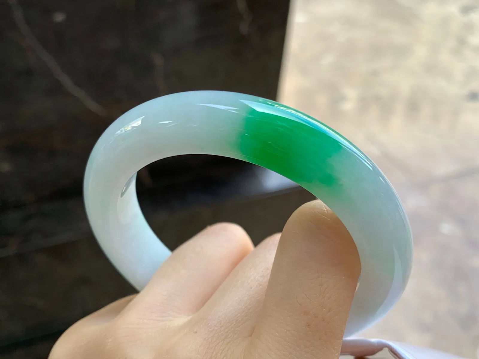 阳绿色手镯
尺寸：57.5-13-10mm
底子细腻干净～阳绿色一团