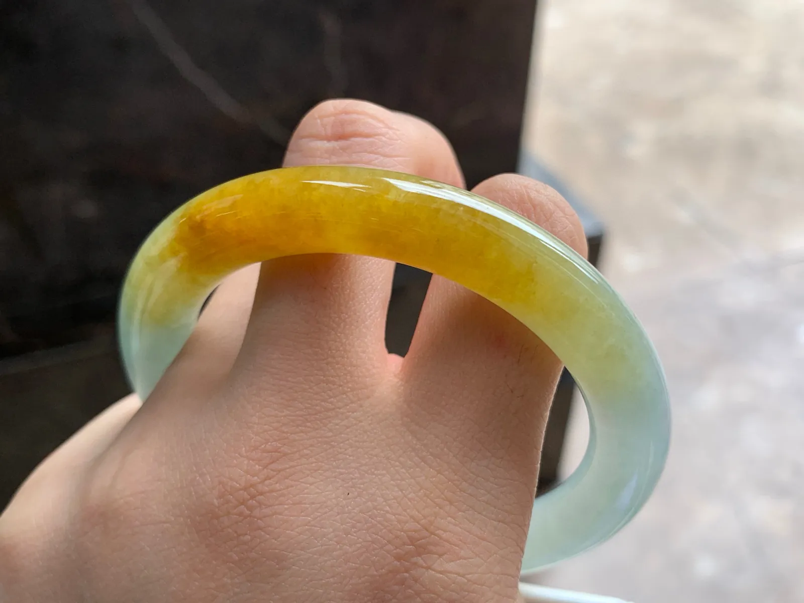 56.5-9.5-10.4

黄翡圆条手镯^_^颜色浓郁 鲜艳 起光细腻