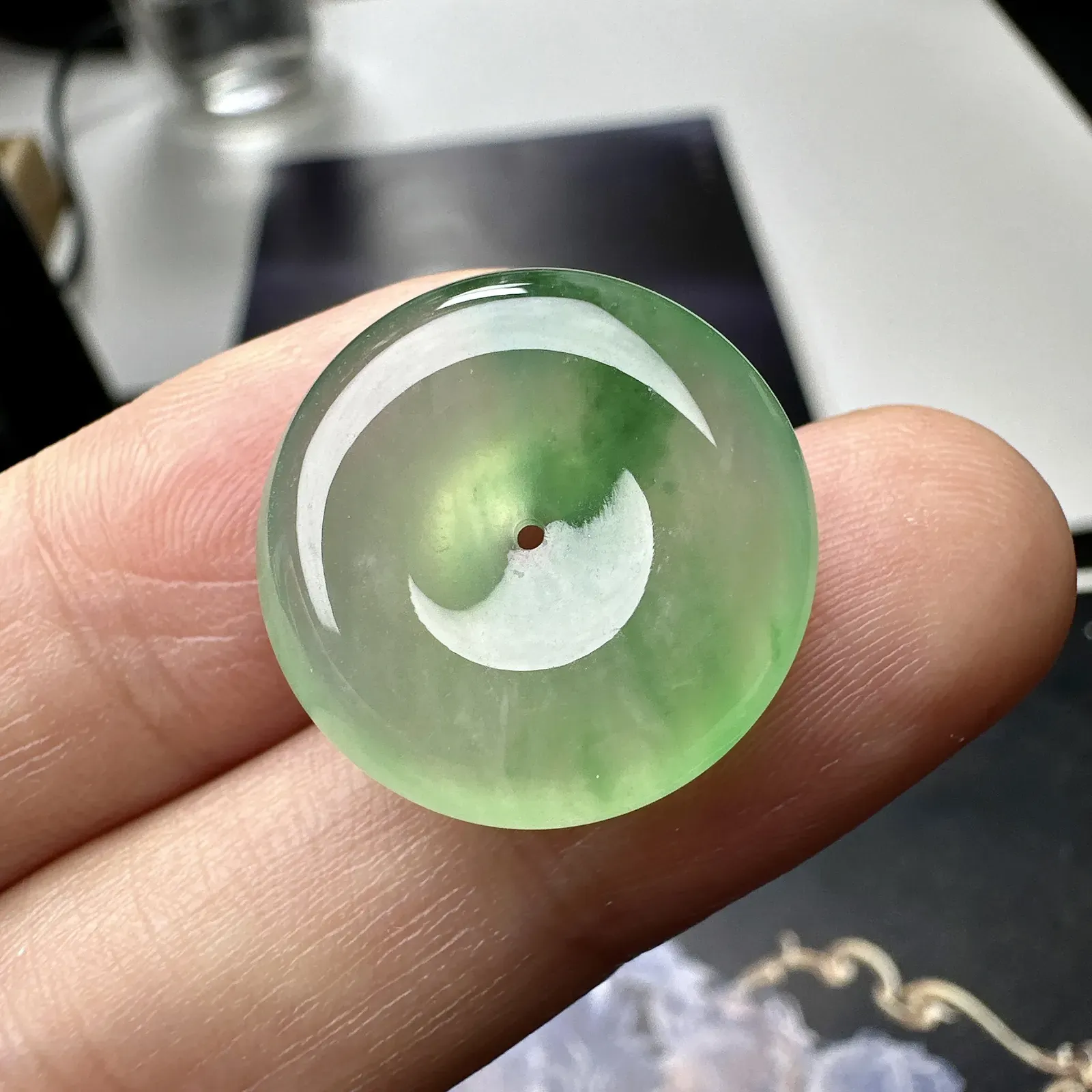 【冰种飘绿吊坠】种地优秀，通透闪亮，起光的料子，厚度很好