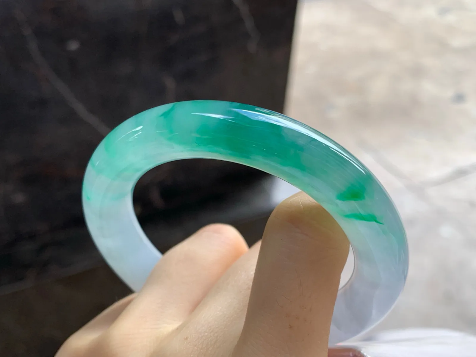 冰种带色圆条手镯
尺寸：55.5-11.8mm
有种有色～品质货