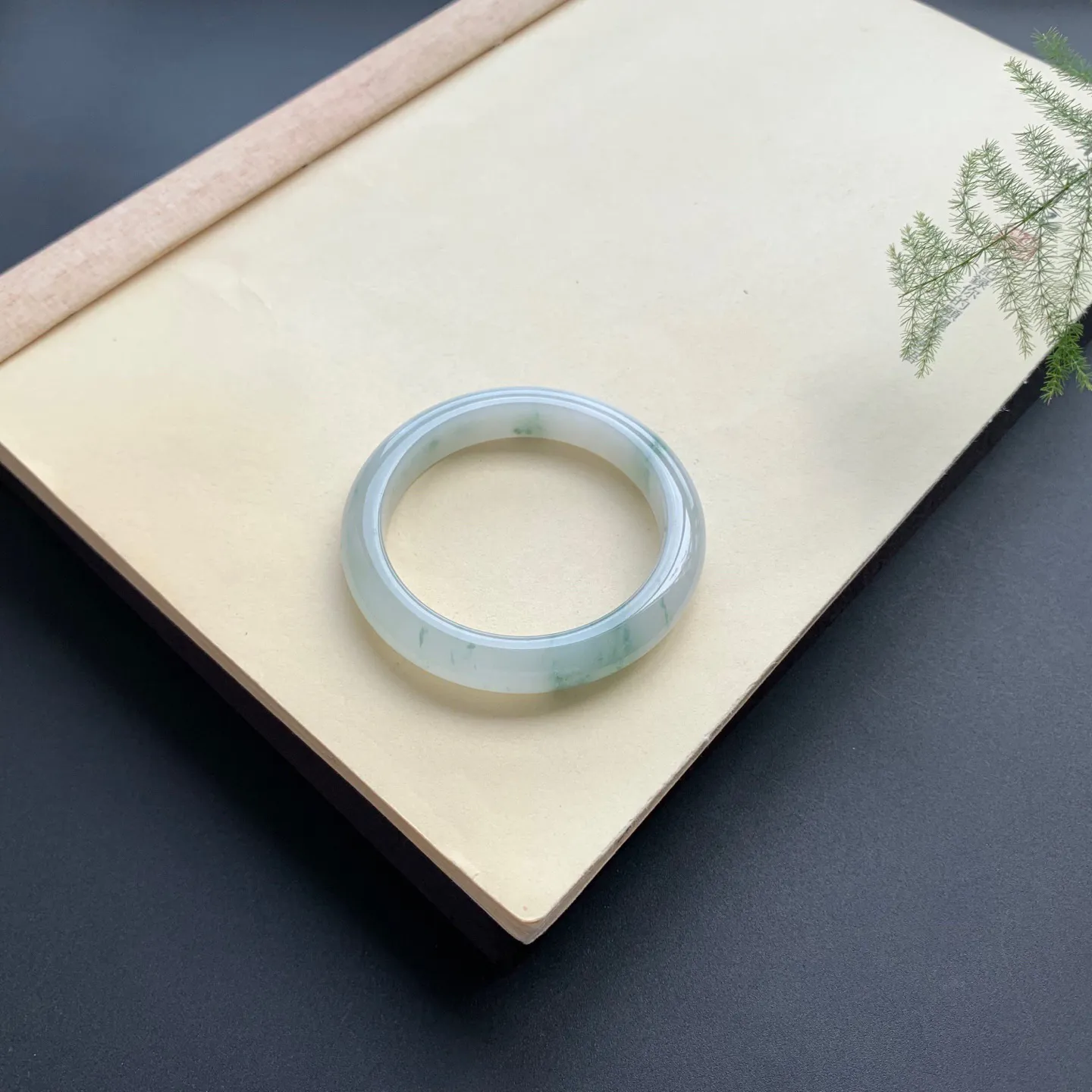 51圈口飘花正圈手镯 尺寸：51-10.3-8，无纹额，细腻光滑，花色飘逸灵动