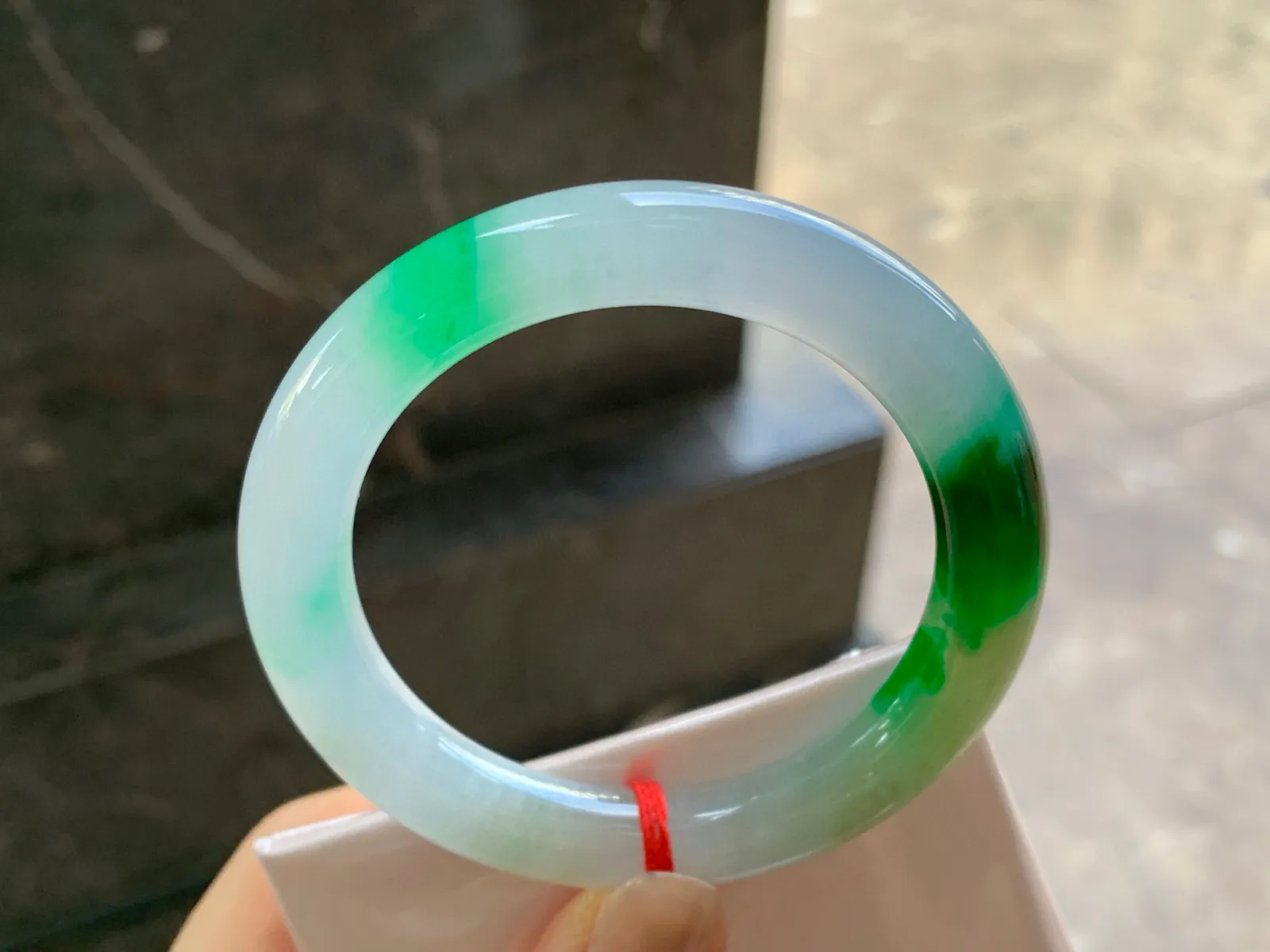 黄加绿圆条手镯
尺寸：51.7-9.5mm
有种有色～颜色漂亮精品小圈口
