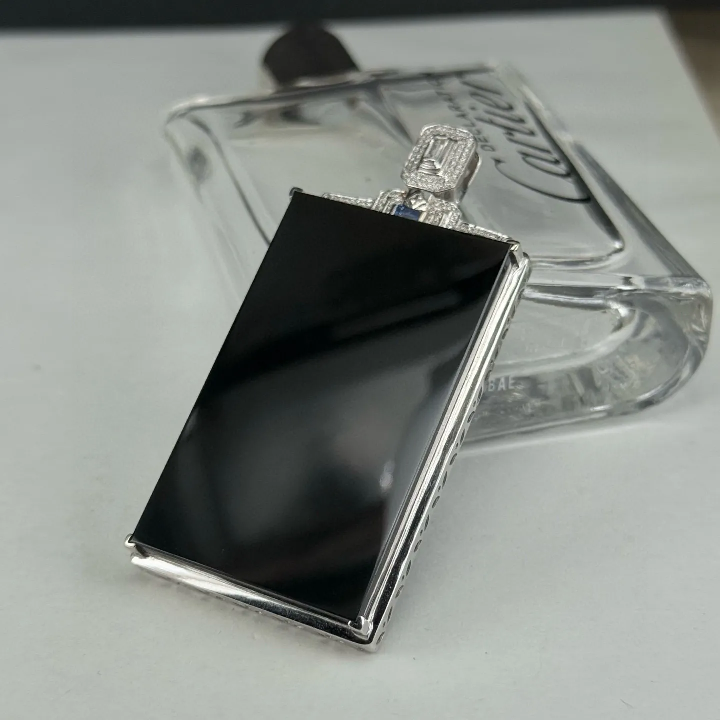 精品18k墨翠无事牌 种好色正 黑度极好 打灯通透 油性十足 尺寸68.3