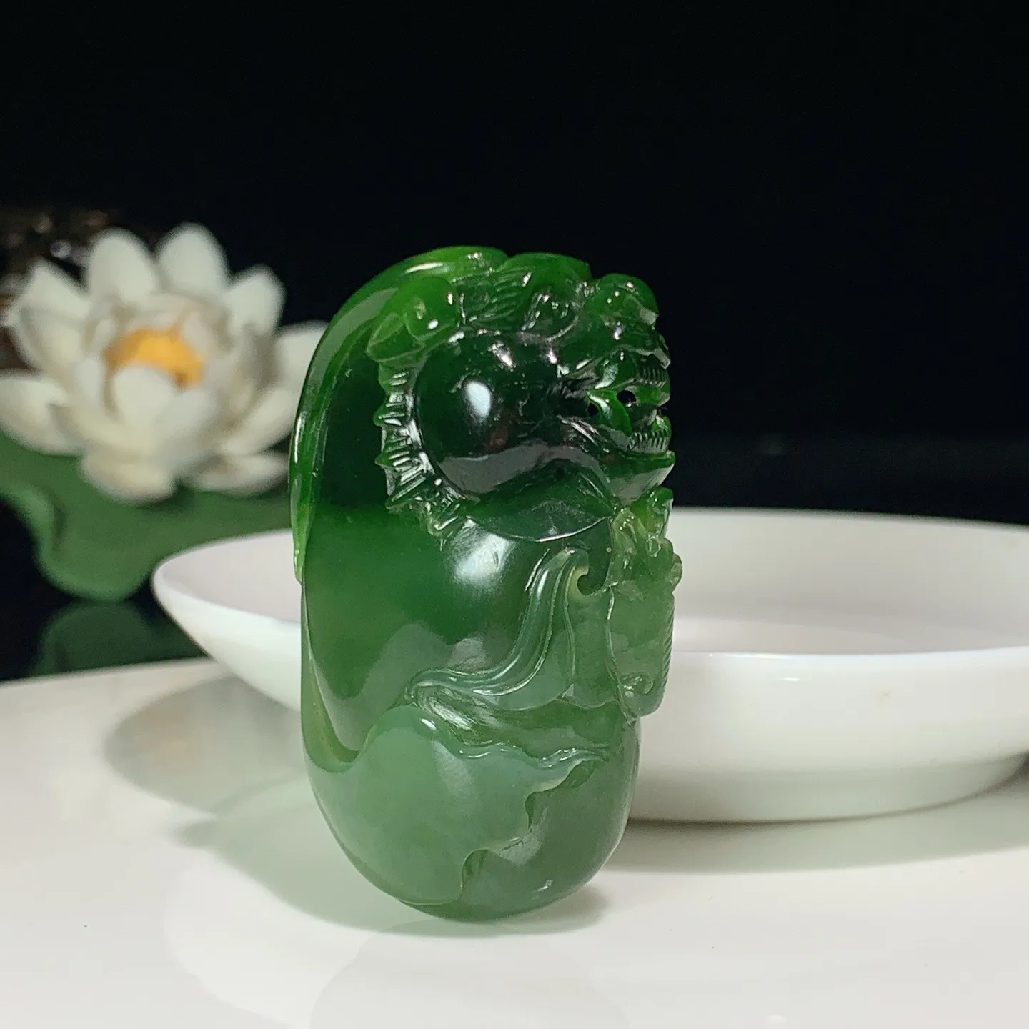 和田玉菠菜绿俄罗斯碧玉富贵长寿挂件。尺寸49.8/31.5/17.6重40.5克 玉质细腻油润 底色