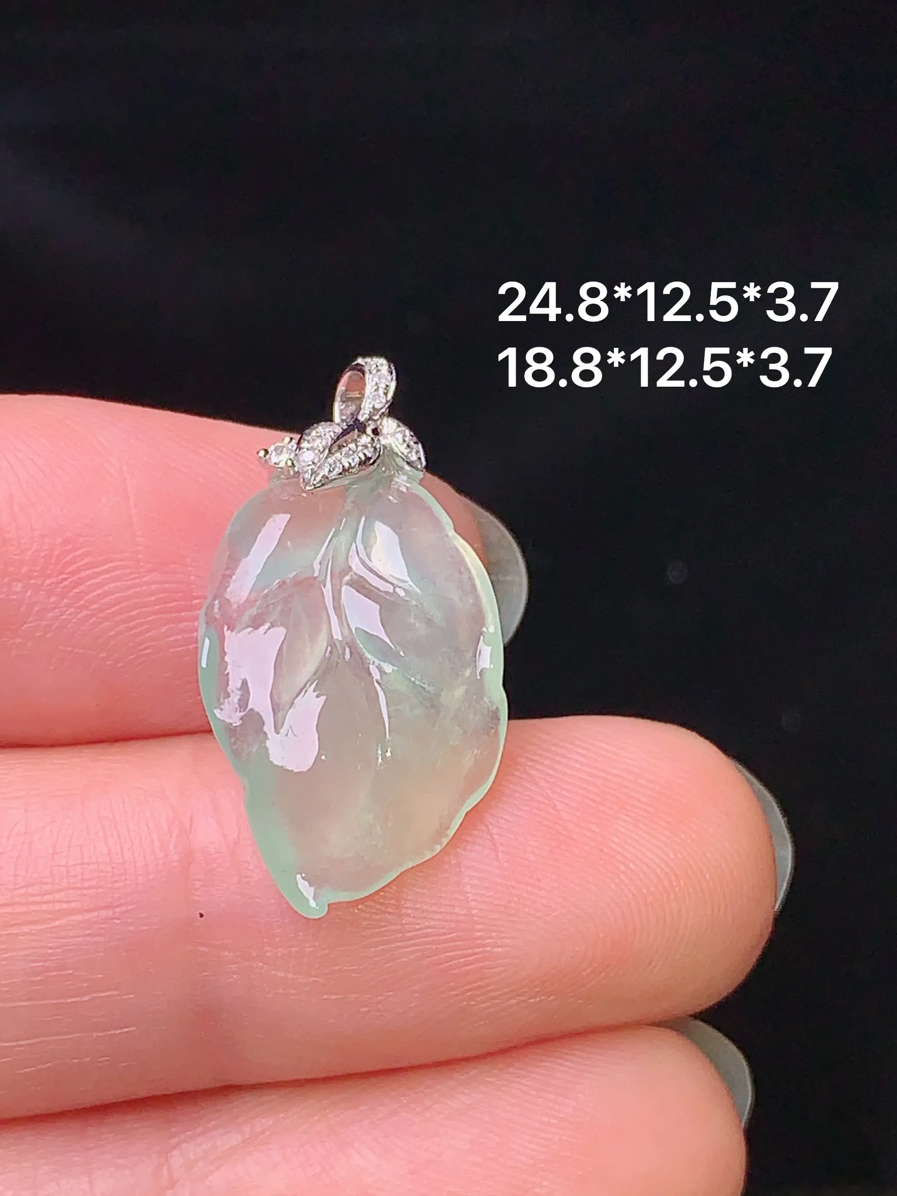 18k金钻镶嵌冰种树叶吊坠 玉质细腻 色泽艳丽 水润亮眼  整体尺寸24.8*12.5*3.7