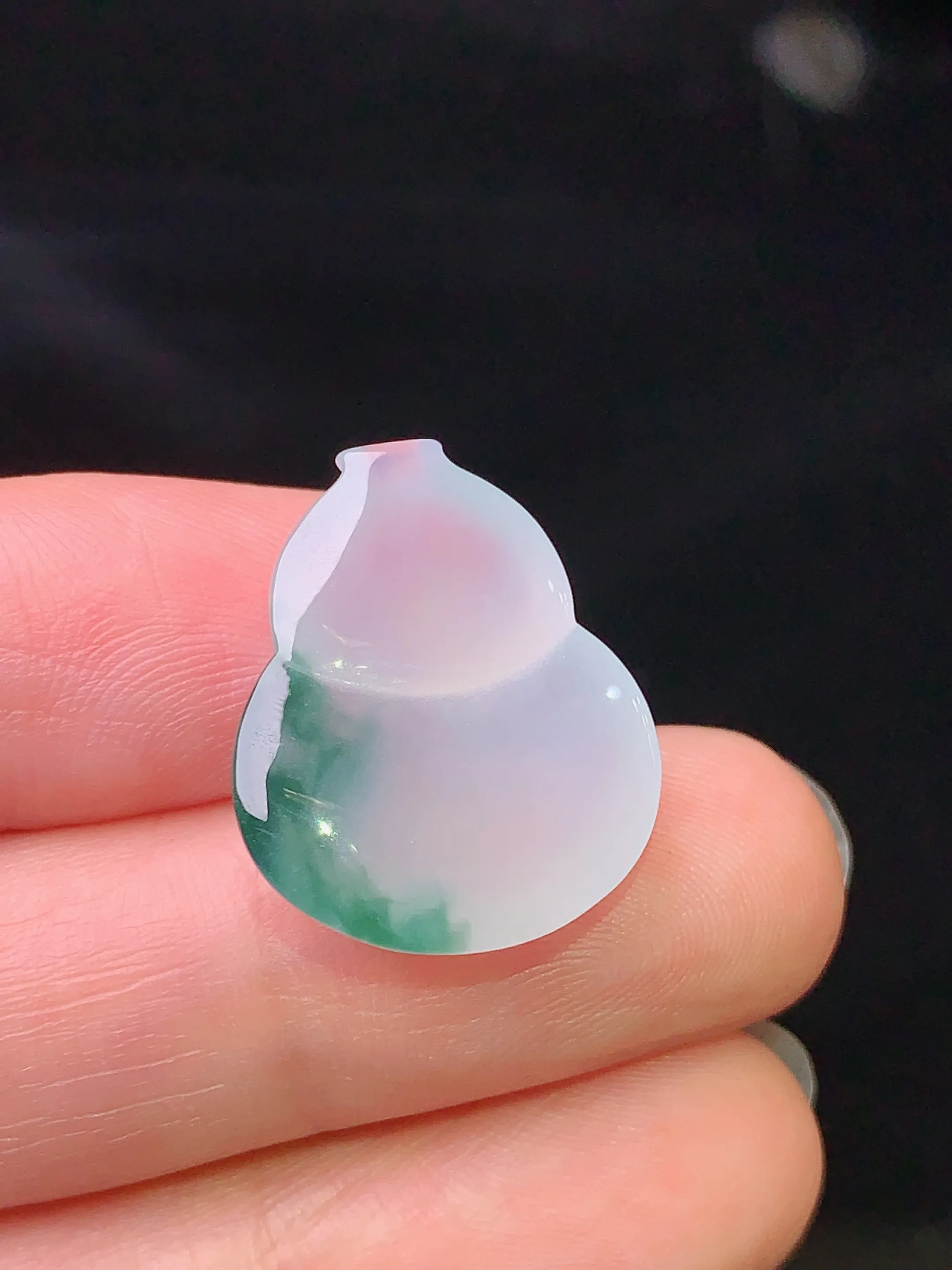 镶嵌款 飘绿葫芦 玉质细腻 色泽艳丽 水润亮眼  整体尺寸20.5*16.7*6