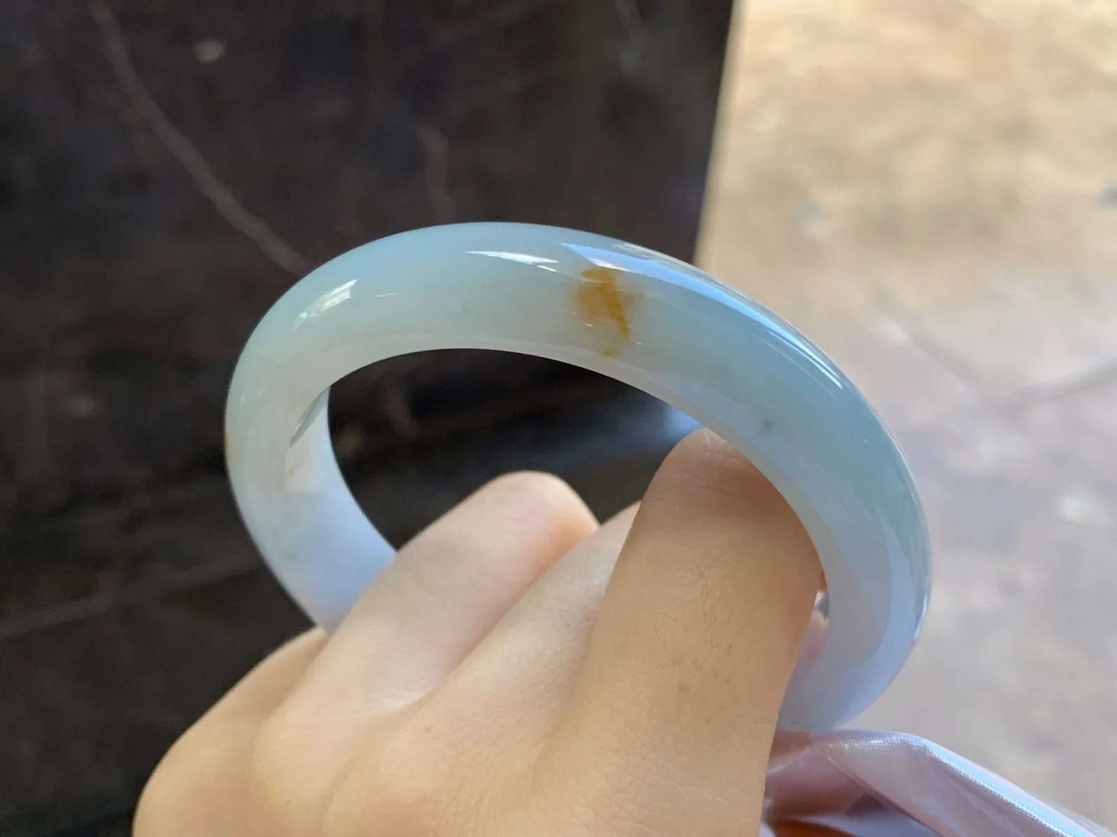 飘黄翡手镯
尺寸：56-12.5-8.6mm
底子细腻～有特色