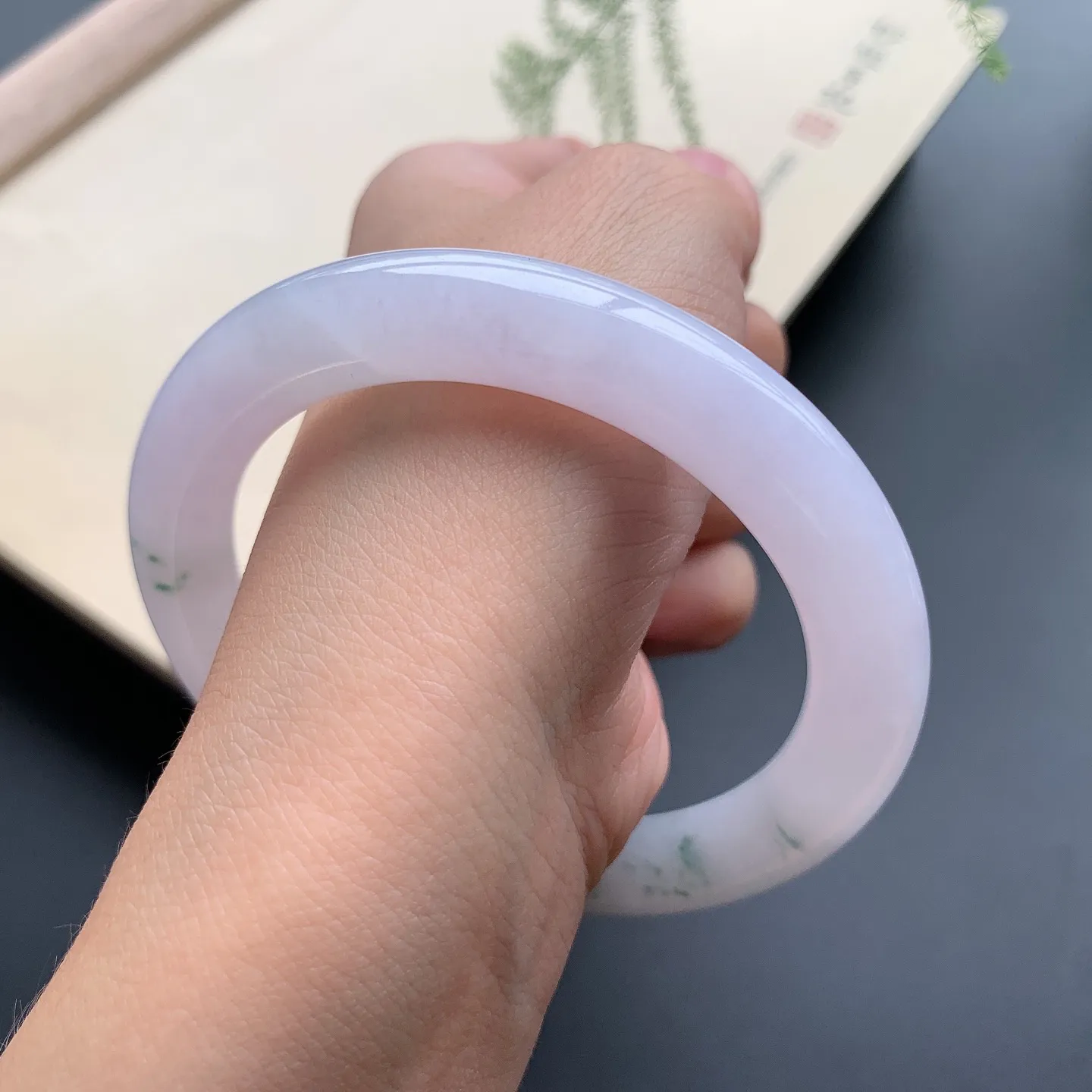 58.5圈口飘花圆条手镯 尺寸：58.5-10，细腻饱满，花色飘逸灵动