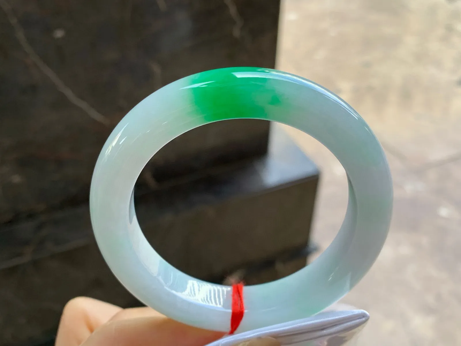 阳绿色手镯
尺寸：57.5-13-10mm
底子细腻干净～阳绿色一团