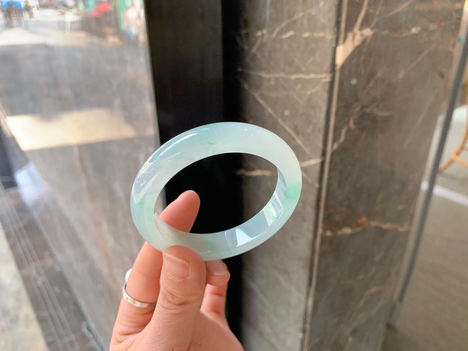 ｜51圈口
飘色翡翠手镯，底子细腻起胶，素雅清新，