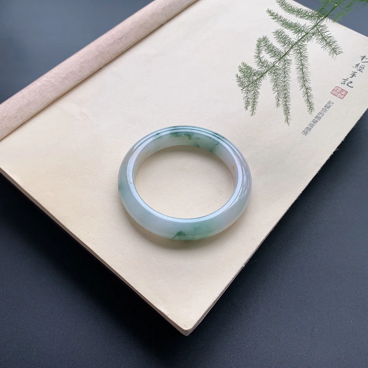 57圈口飘花正圈手镯 尺寸：57-12-8.6，无纹裂，花色浓郁，细腻光滑