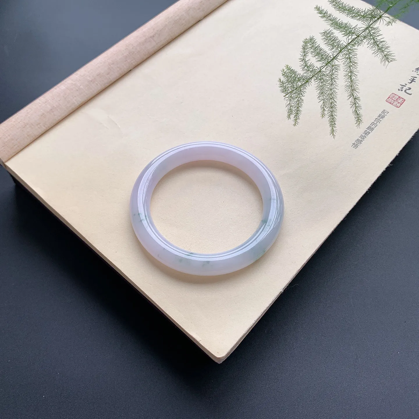 58.5圈口飘花圆条手镯 尺寸：58.5-10，细腻饱满，花色飘逸灵动