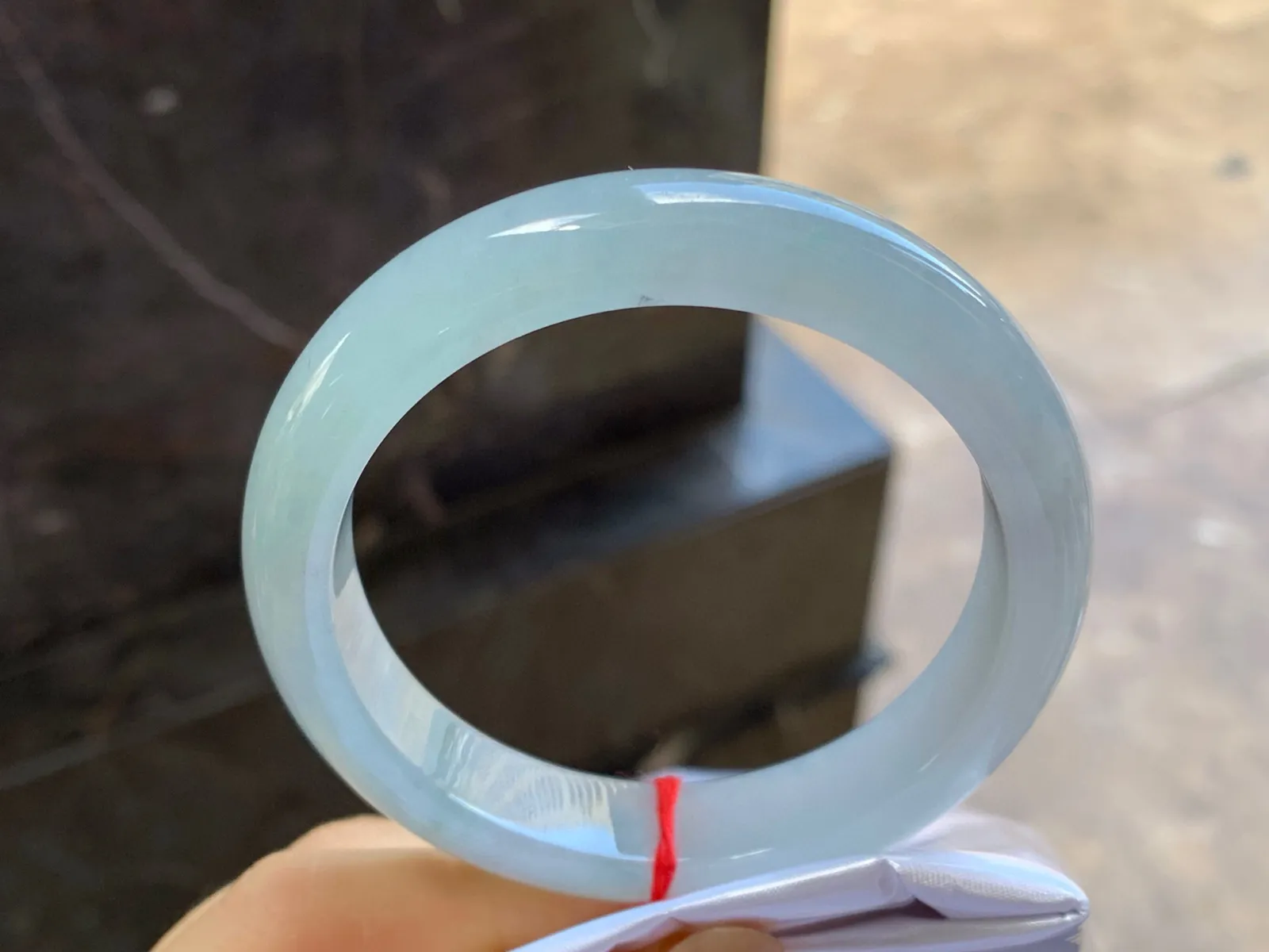 细糯手镯
尺寸：55.6-12.2-8.4mm
肉质细腻～水润清秀
