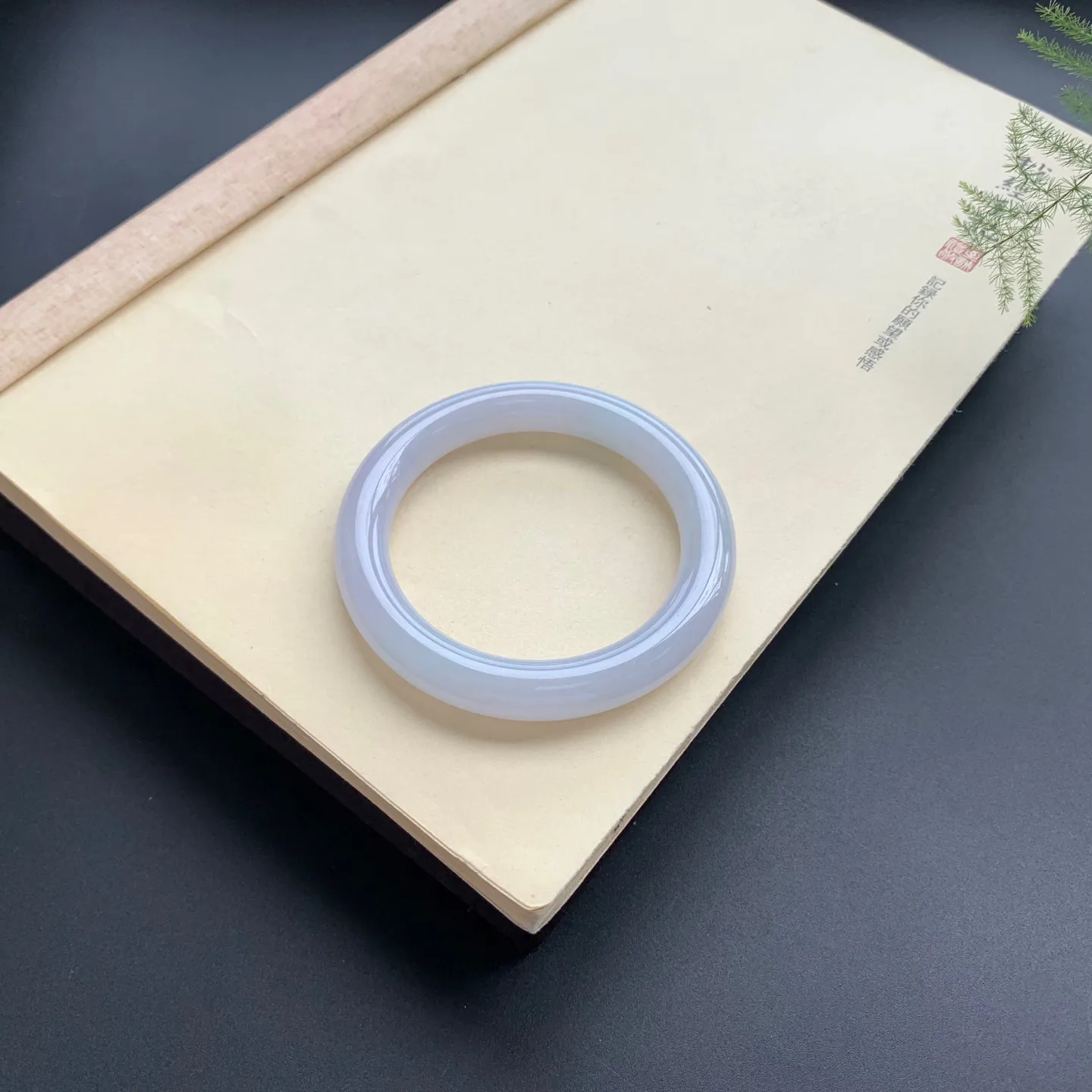 56圈口细糯圆条手镯 尺寸：56-10.5，无纹裂，细腻光滑，清爽干净
